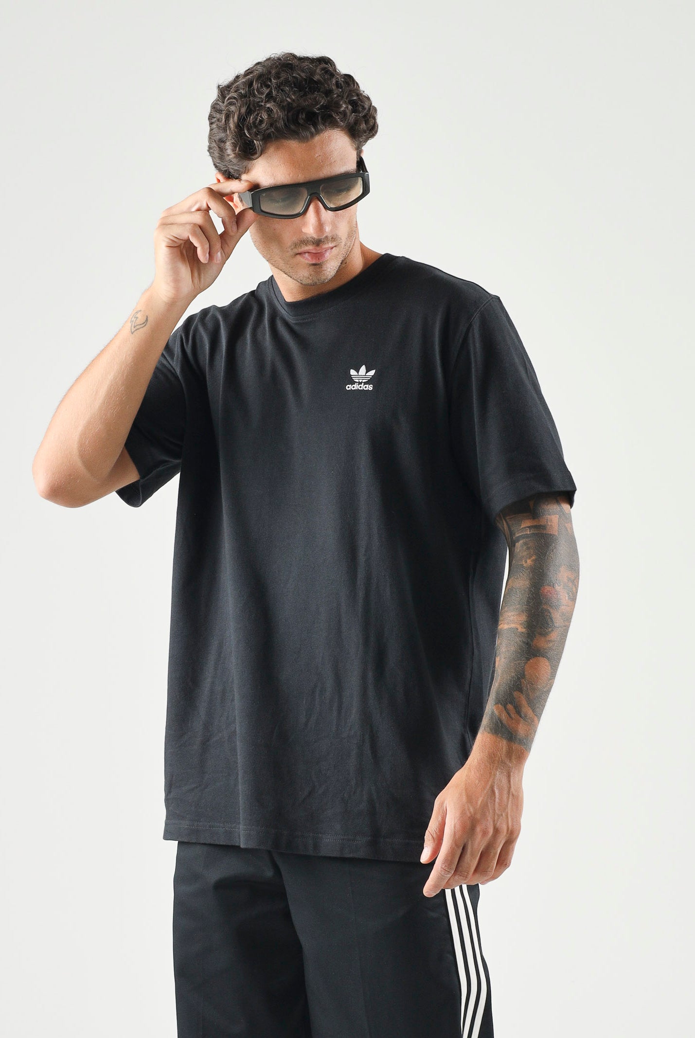 ADIDAS ORIGINALS T-shirt ADICOLOR CLASSIS a manica corta nera da uomo II5760 . ADIDAS ORIGINALS