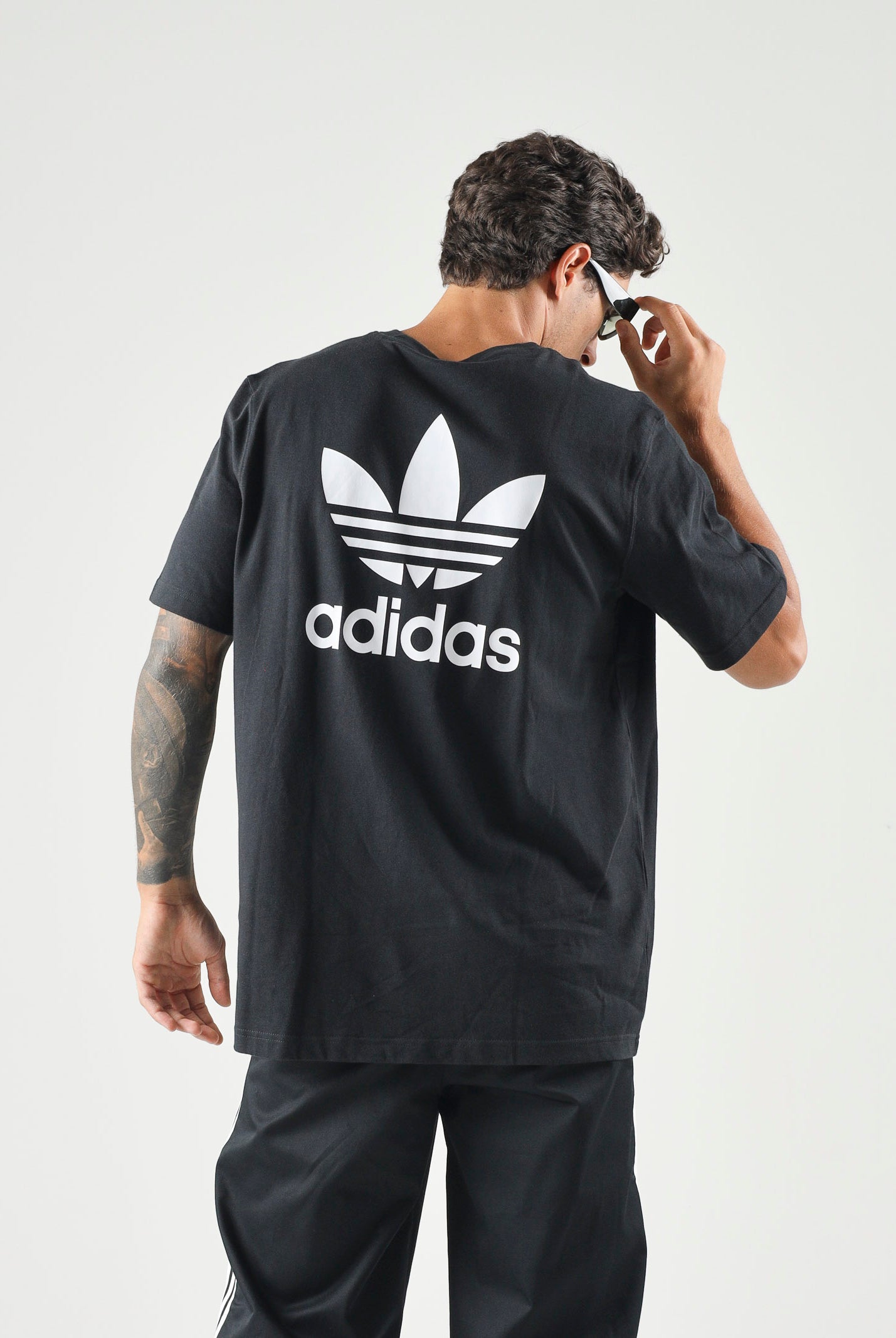 ADIDAS ORIGINALS T-shirt ADICOLOR CLASSIS a manica corta nera da uomo II5760 . ADIDAS ORIGINALS