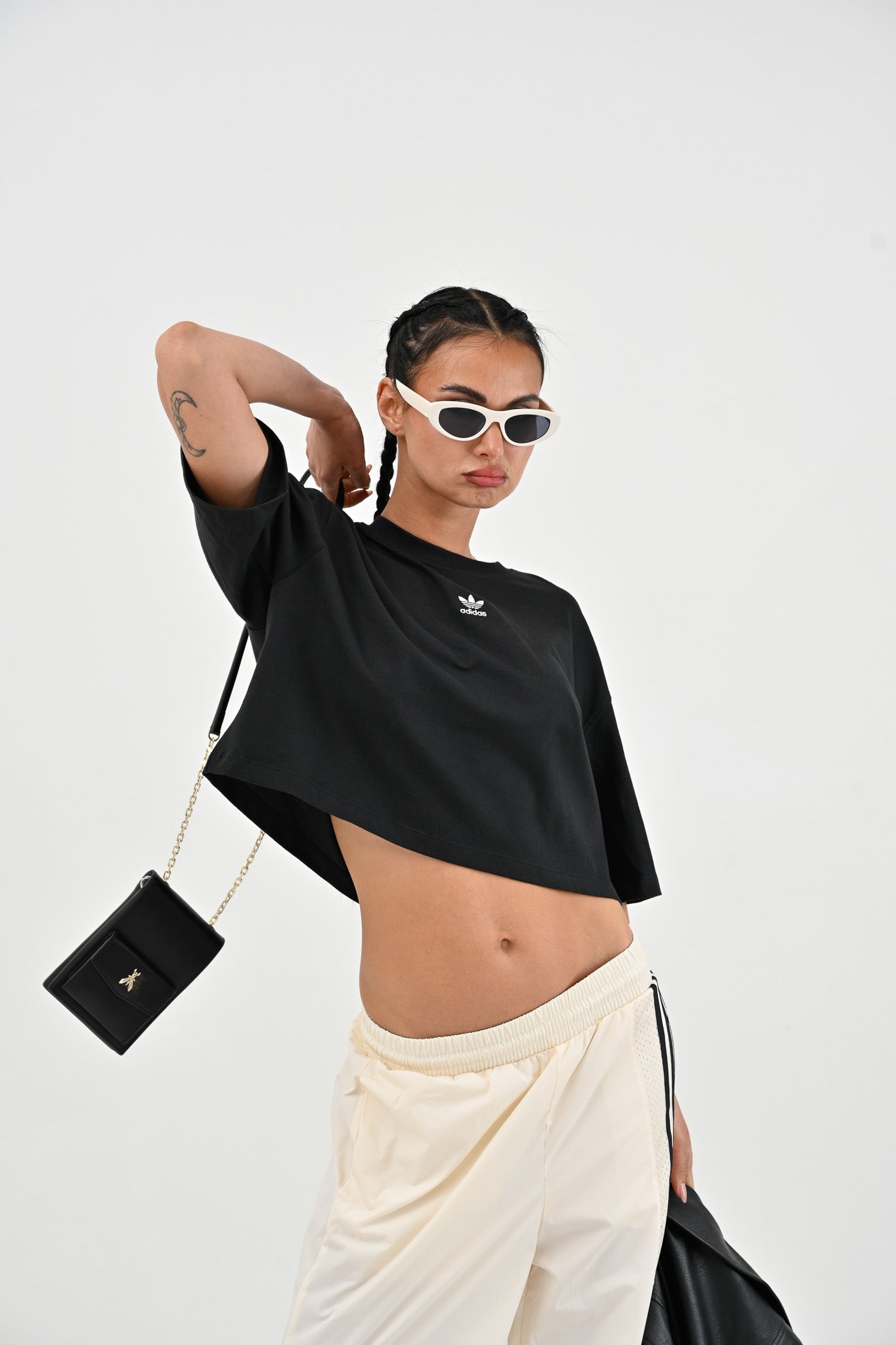 ADIDAS ORIGINALS T-shirt a manica corta Essentials Crop nera da donna IW5706 . ADIDAS ORIGINALS