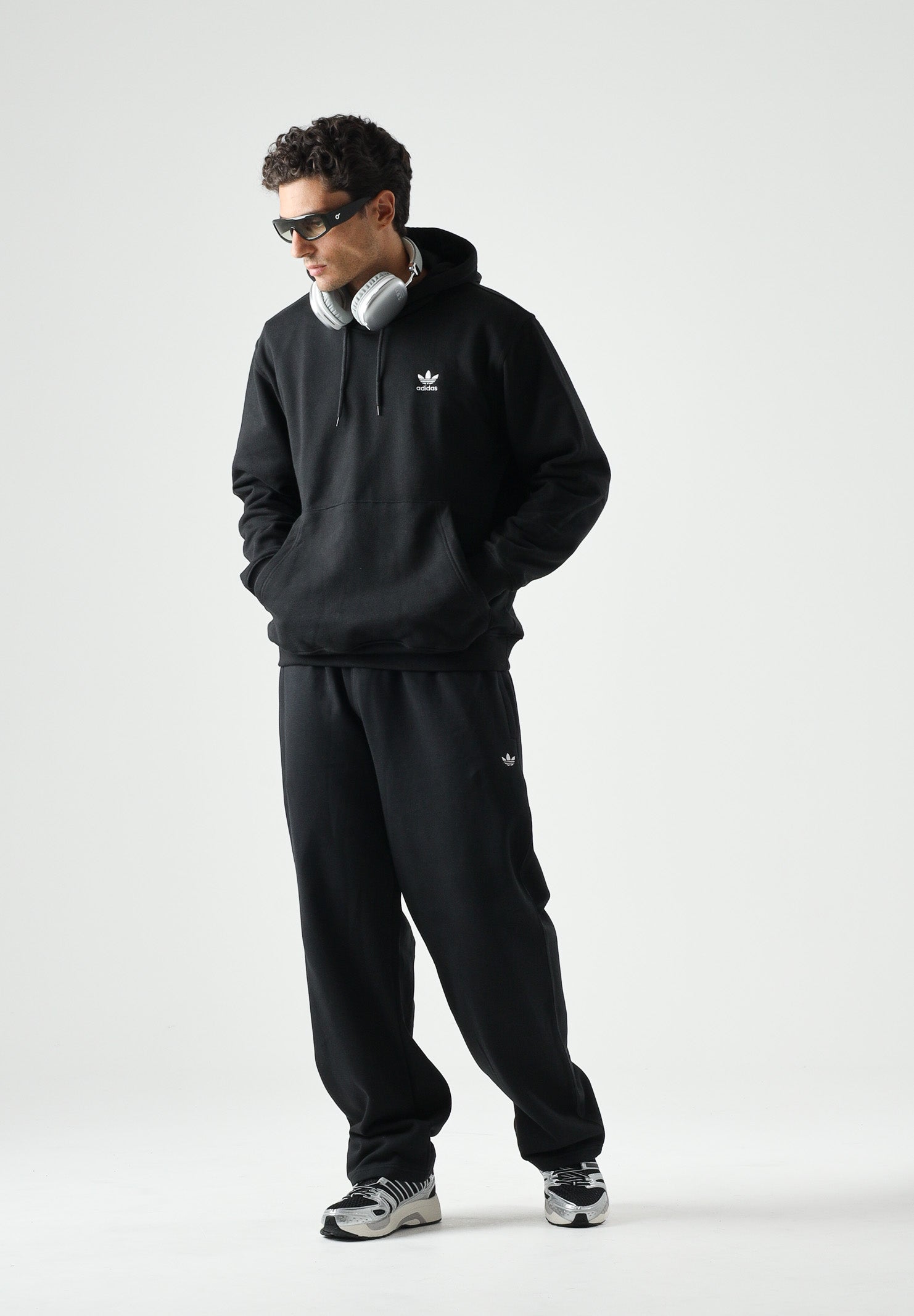 ADIDAS ORIGINALS Felpa con cappuccio Trefoil Essentials Loose nera da uomo JV6056 . ADIDAS ORIGINALS