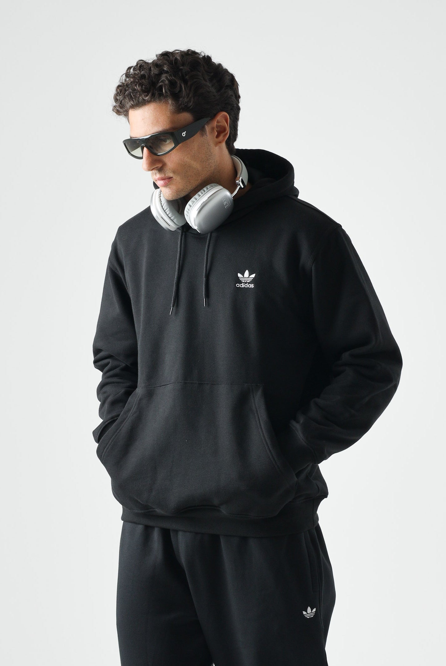 ADIDAS ORIGINALS Felpa con cappuccio Trefoil Essentials Loose nera da uomo JV6056 . ADIDAS ORIGINALS