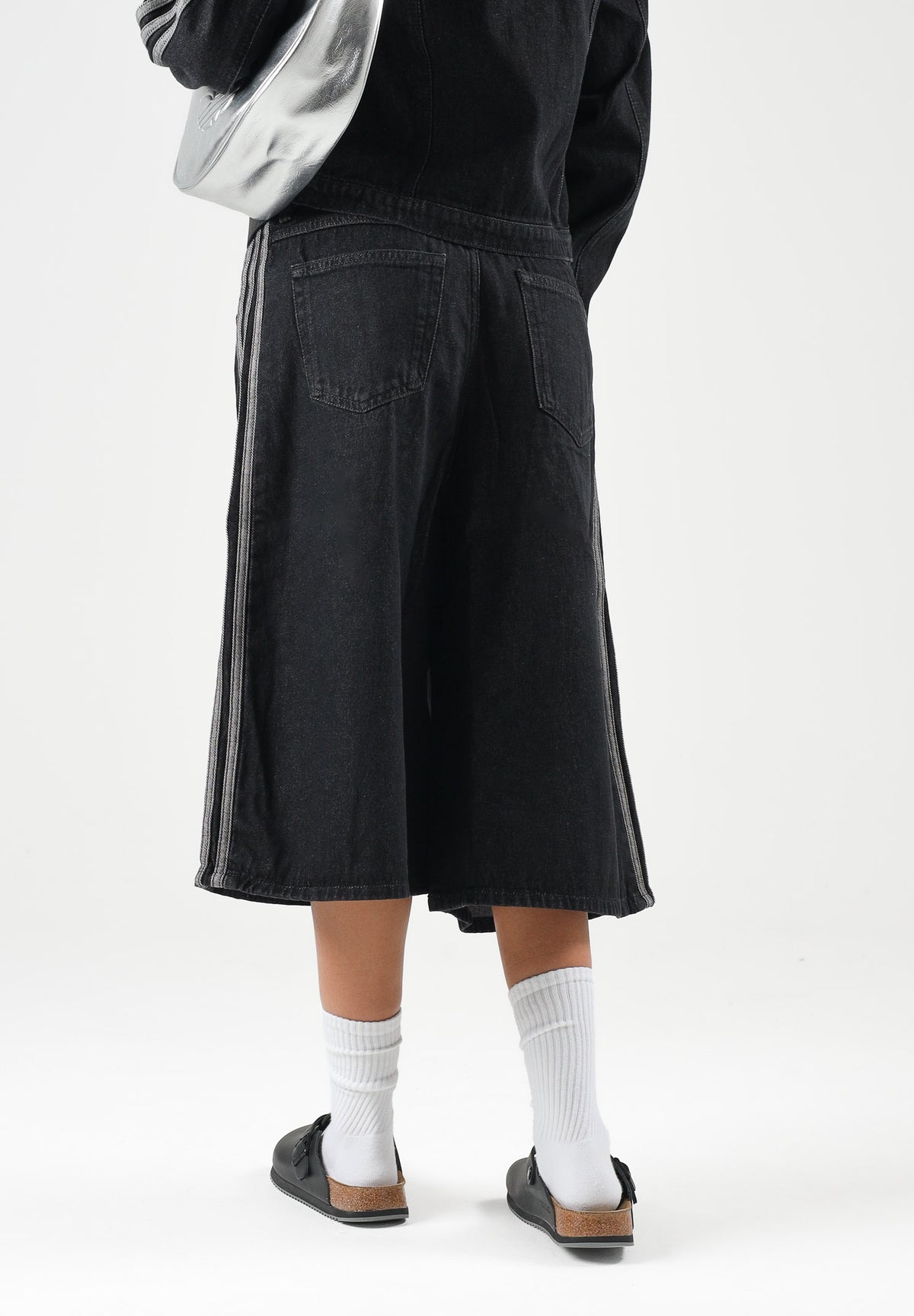 ADIDAS ORIGINALS Bermuda Firebird in denim nero da donna con iconiche 3-stripes KD2916 . ADIDAS ORIGINALS