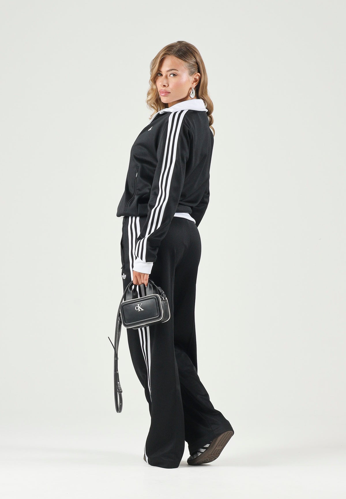 ADIDAS ORIGINALS Pantaloni CLASSIC TRACK PANTS nero da donna con iconiche 3-Stripes a contrasto KD7965 . ADIDAS ORIGINALS
