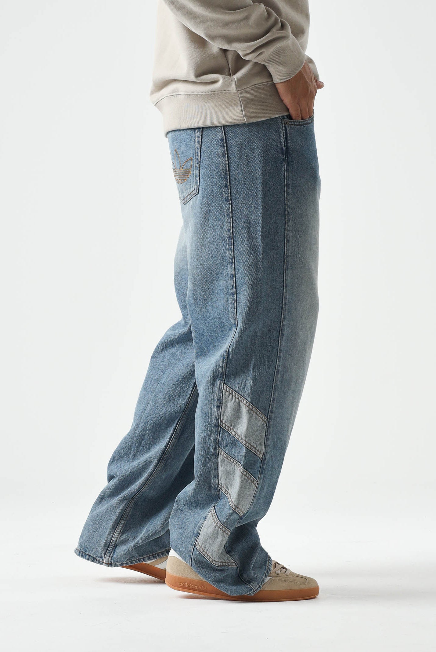 ADIDAS ORIGINALS Jeans in denim medio per uomo e donna KE0112 . ADIDAS ORIGINALS