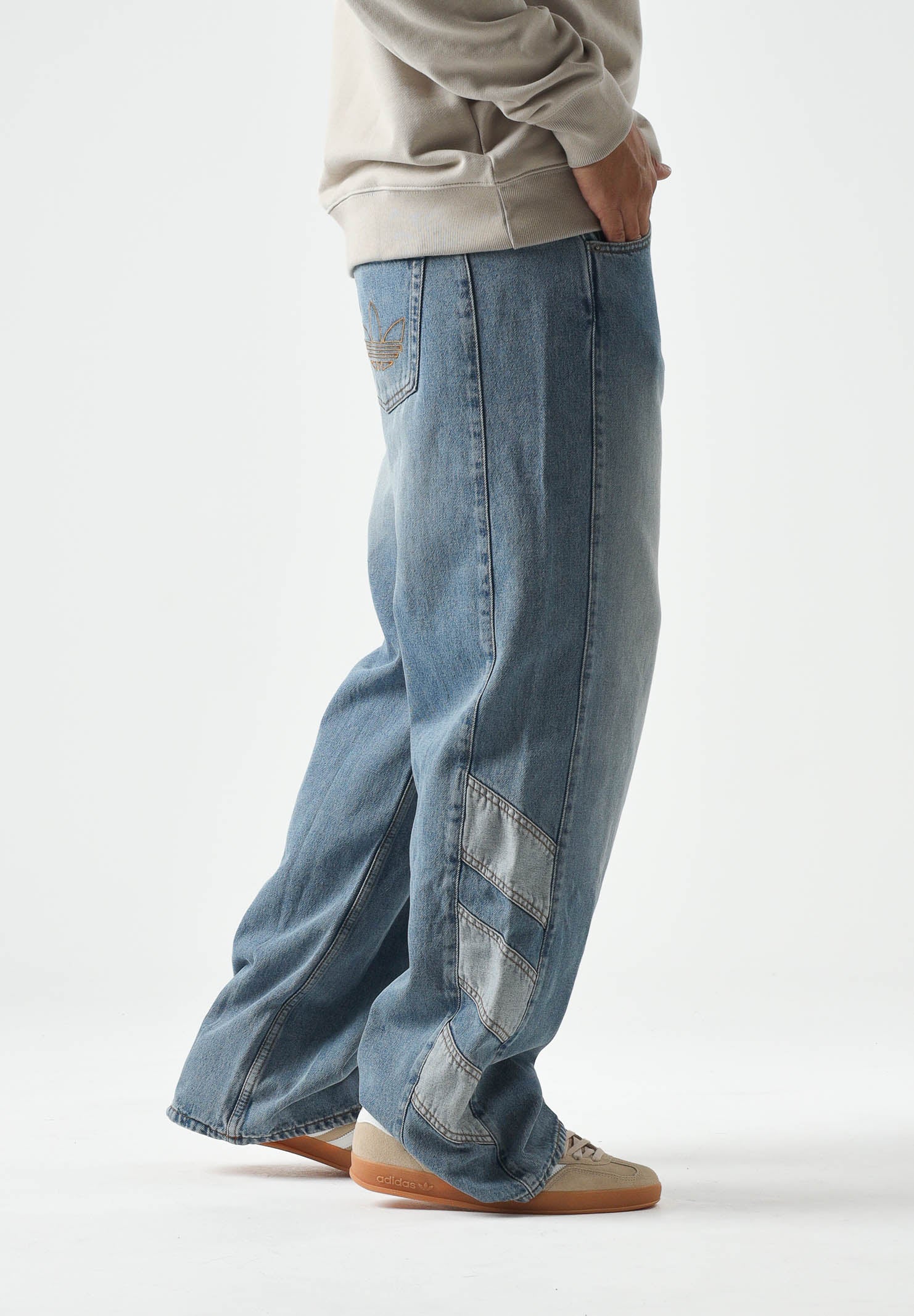 ADIDAS ORIGINALS Jeans in denim medio per uomo e donna KE0112 . ADIDAS ORIGINALS