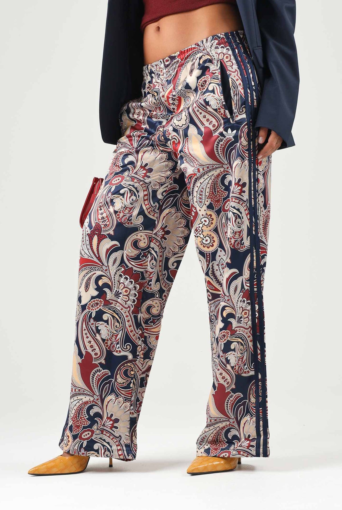 ADIDAS ORIGINALS Pantaloni WIDE LEG PAISLEY multicolore per donna con stampa all-over e bande laterali. KH0764 . ADIDAS ORIGINALS