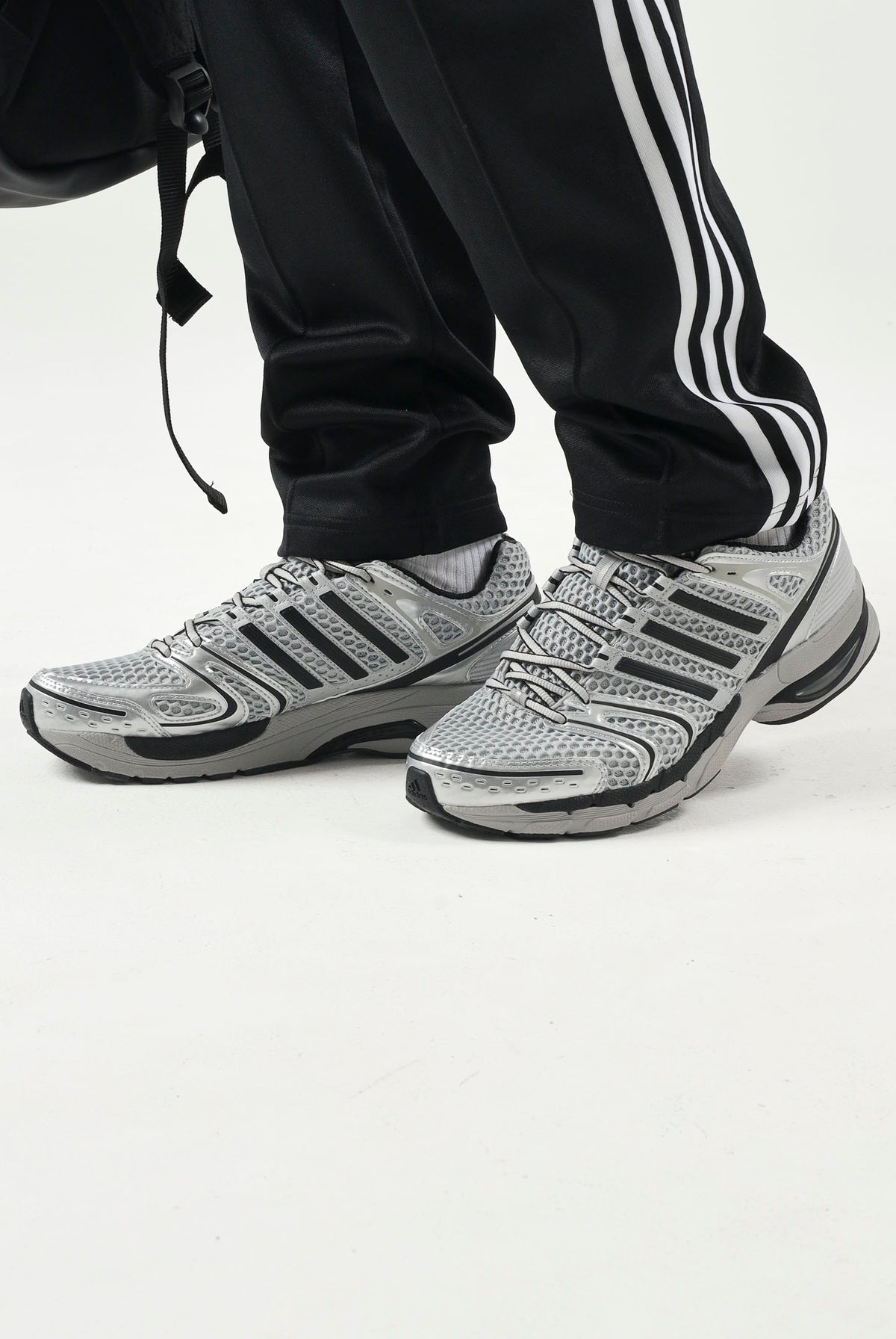 ADIDAS ORIGINALS Sneakers ADISTAR CONTROL 5 Grey da uomo , con tomaia multistrato in mesh e inserti metallizzati KI6154 . ADIDAS ORIGINALS