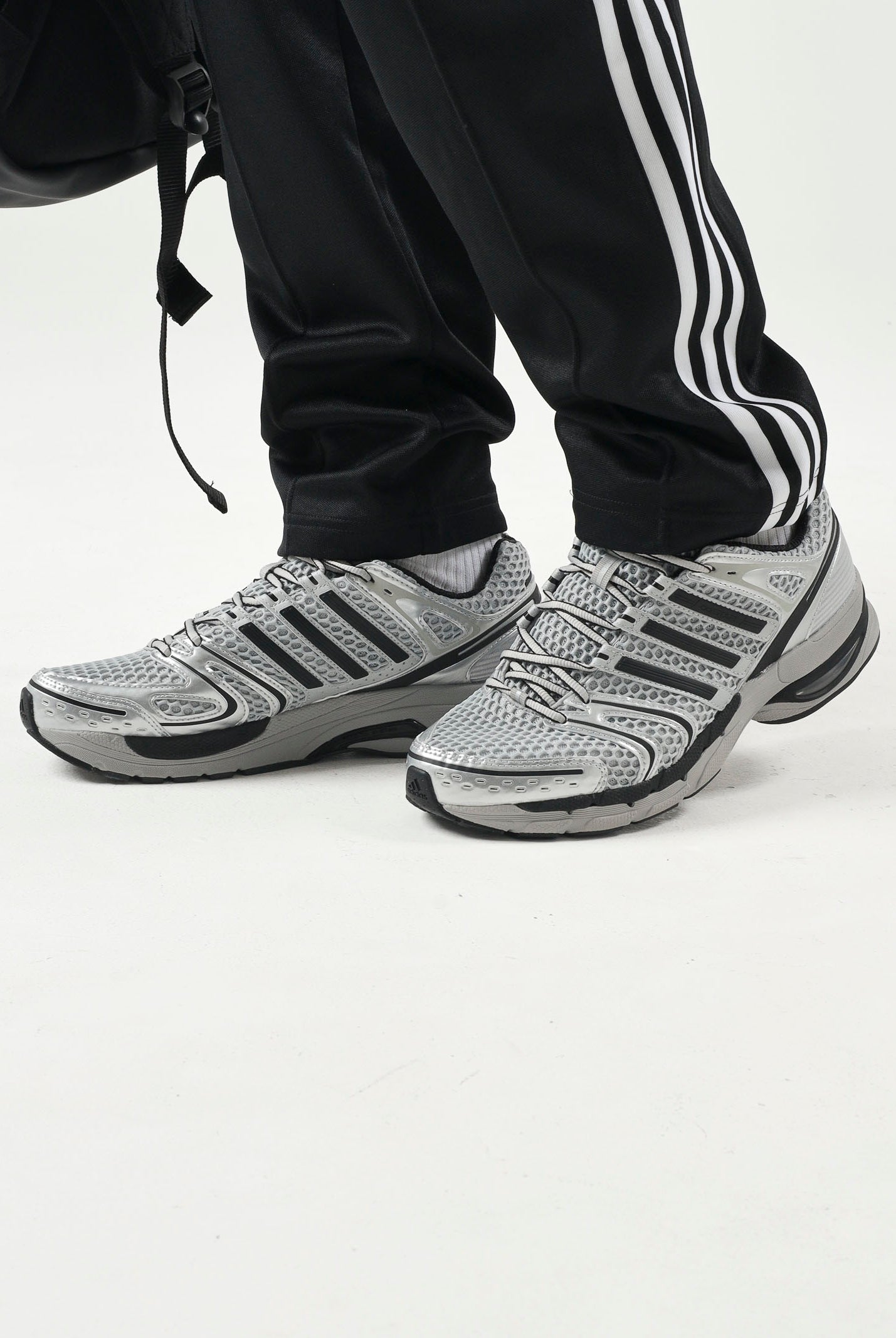 ADIDAS ORIGINALS Sneakers ADISTAR CONTROL 5 Grey da uomo , con tomaia multistrato in mesh e inserti metallizzati KI6154 . ADIDAS ORIGINALS