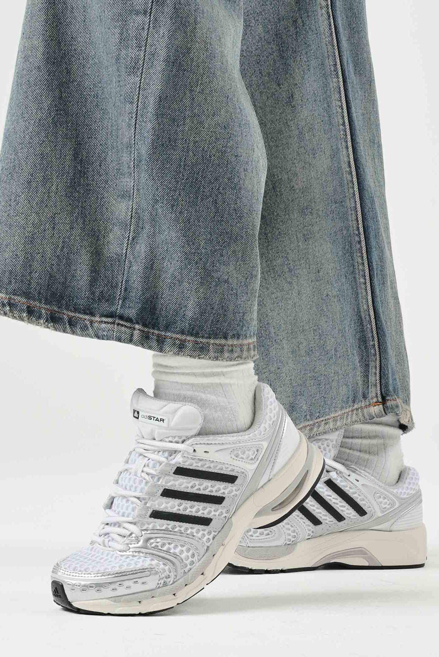 ADIDAS ORIGINALS Sneakers ADISTAR CONTROL 5 white/ silver bianco grigio da donna con dettagi metalizzati a contrasto<BR/> KI8732 . ADIDAS ORIGINALS