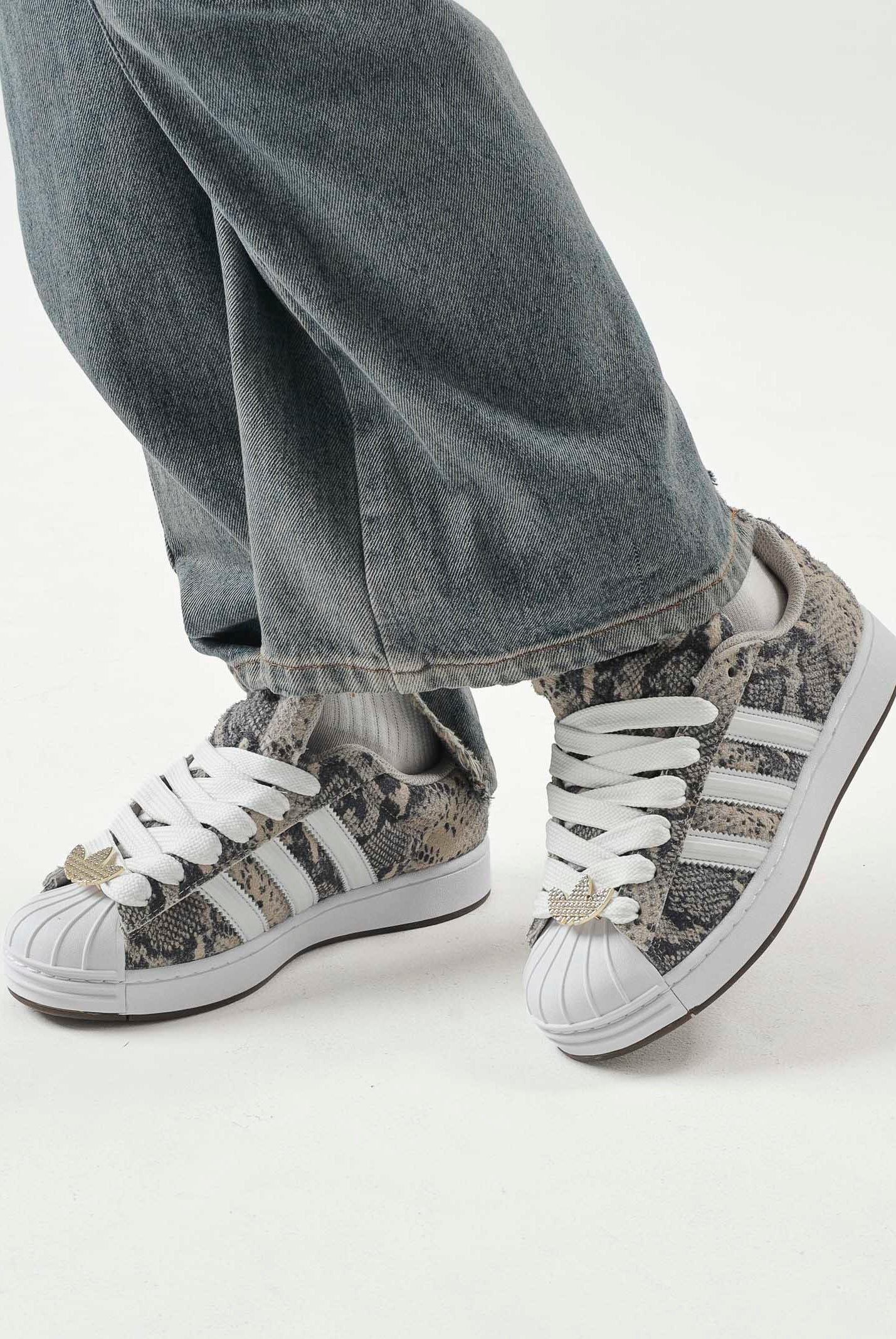 ADIDAS ORIGINALS Sneakers SUPERSTAR II beige-grigio da donna con stampa animalier effetto serpente KJ4648 . ADIDAS ORIGINALS