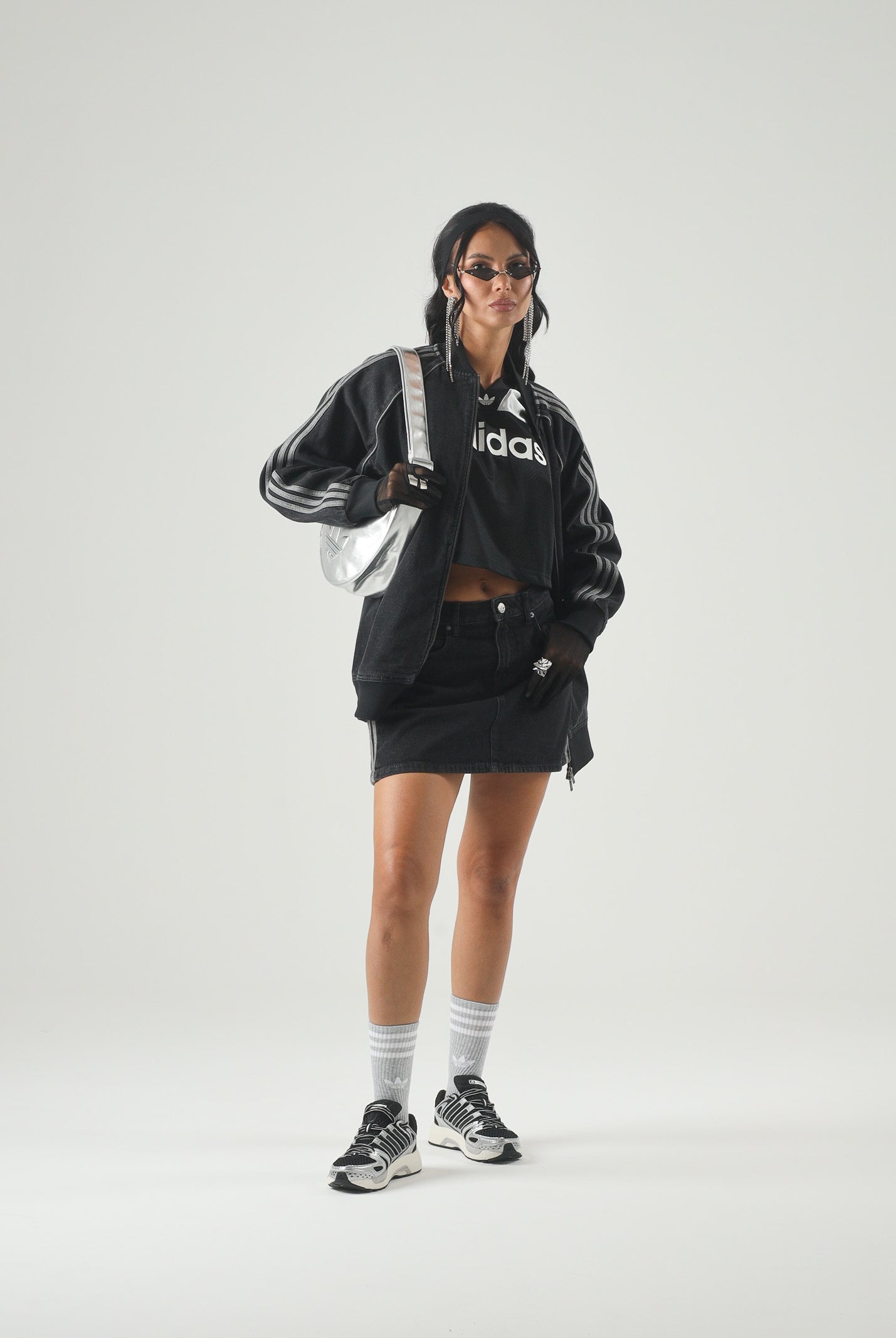 ADIDAS ORIGINALS T-shirt Crop Jersey Black/Grey nera e grigia da donna con maxi logo adidas KQ6427 . ADIDAS ORIGINALS