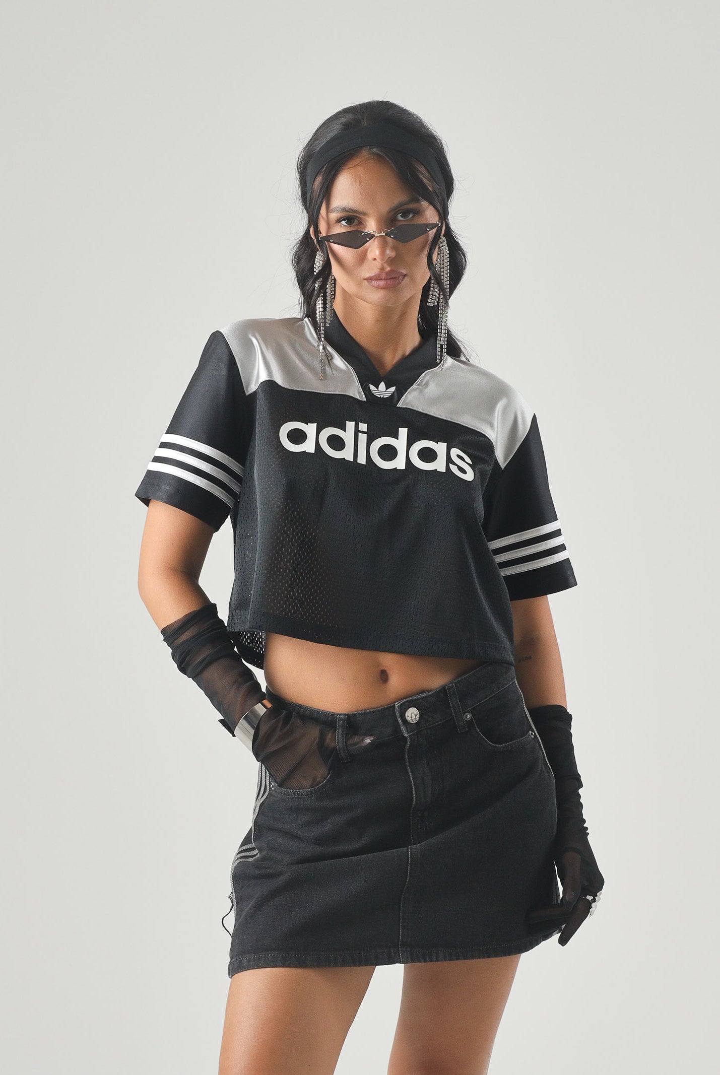ADIDAS ORIGINALS T-shirt Crop Jersey Black/Grey nera e grigia da donna con maxi logo adidas KQ6427 . ADIDAS ORIGINALS