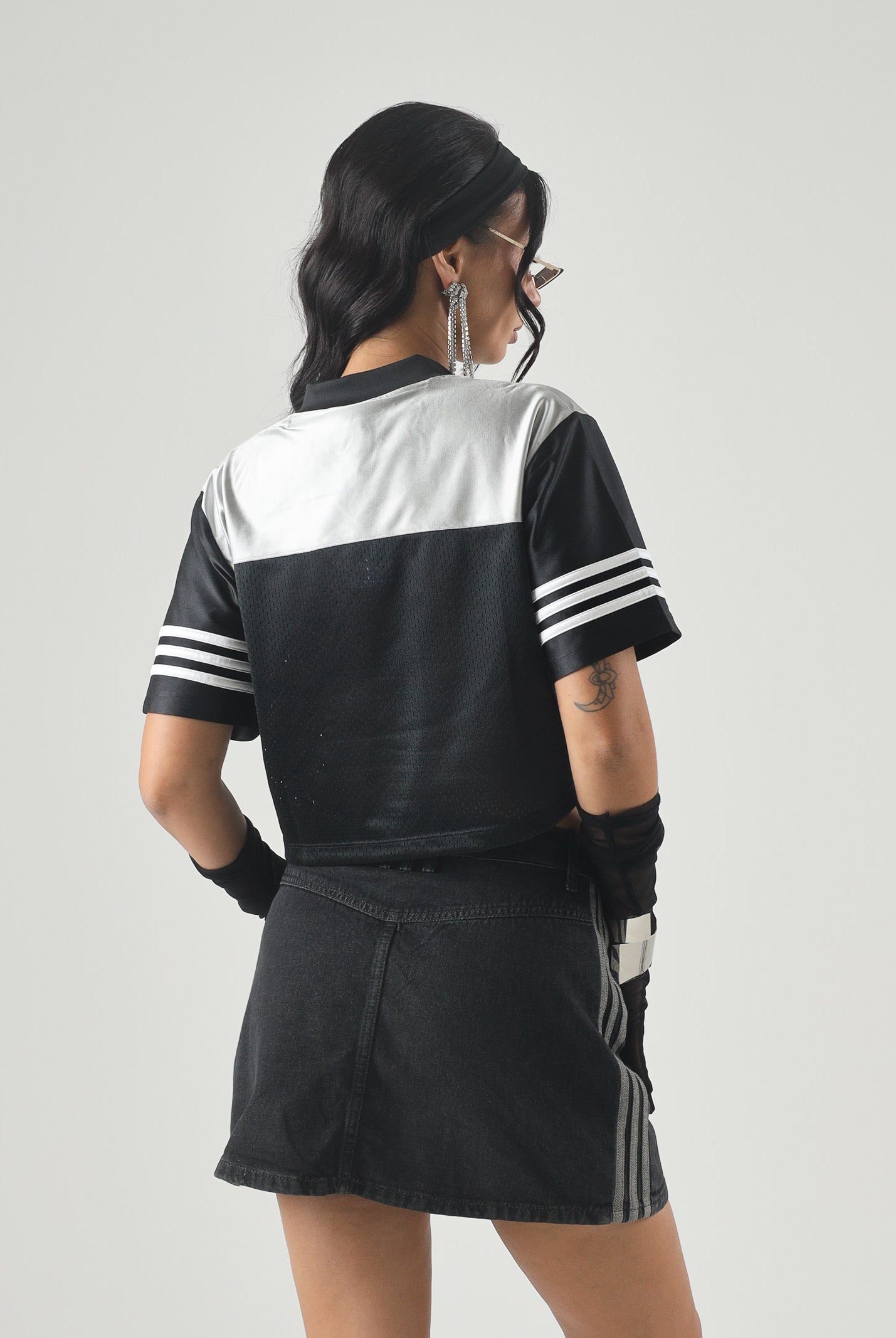 ADIDAS ORIGINALS T-shirt Crop Jersey Black/Grey nera e grigia da donna con maxi logo adidas KQ6427 . ADIDAS ORIGINALS