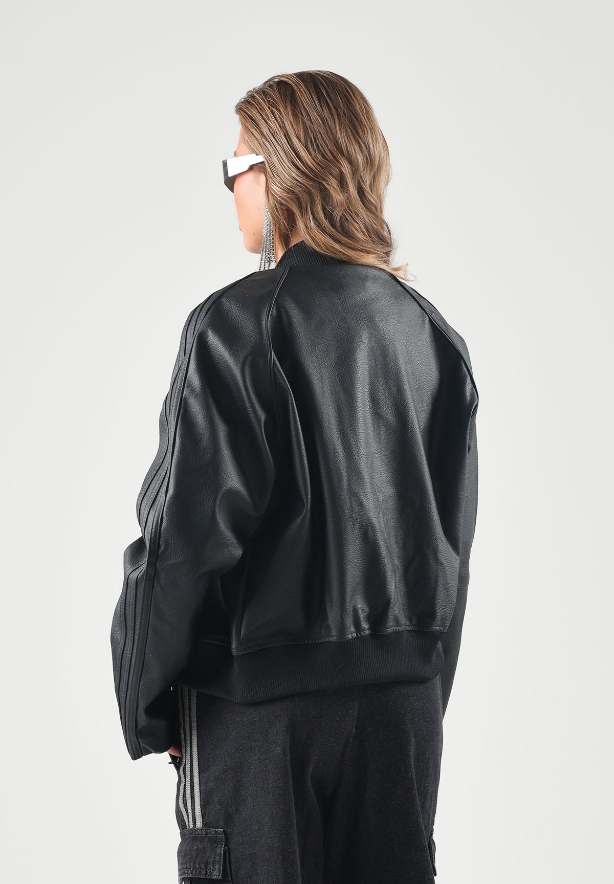 ADIDAS ORIGINALS Giubbotto in eco-pelle SST nero da donna con chiusura full zip e tasche laterali. KQ6433 . ADIDAS ORIGINALS
