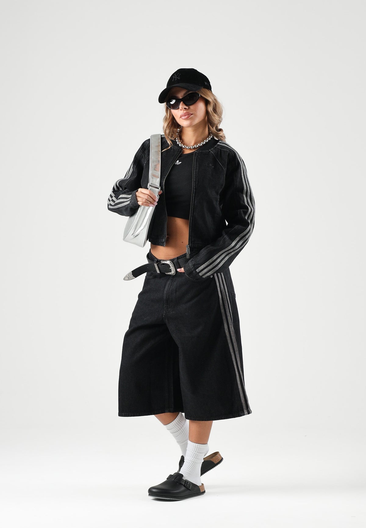 ADIDAS ORIGINALS Giubbotto di jeans SST 2.0 DENIM TRACKTOP nero da donna con zip integrale e bande laterali a contrasto. KQ6467 . ADIDAS ORIGINALS