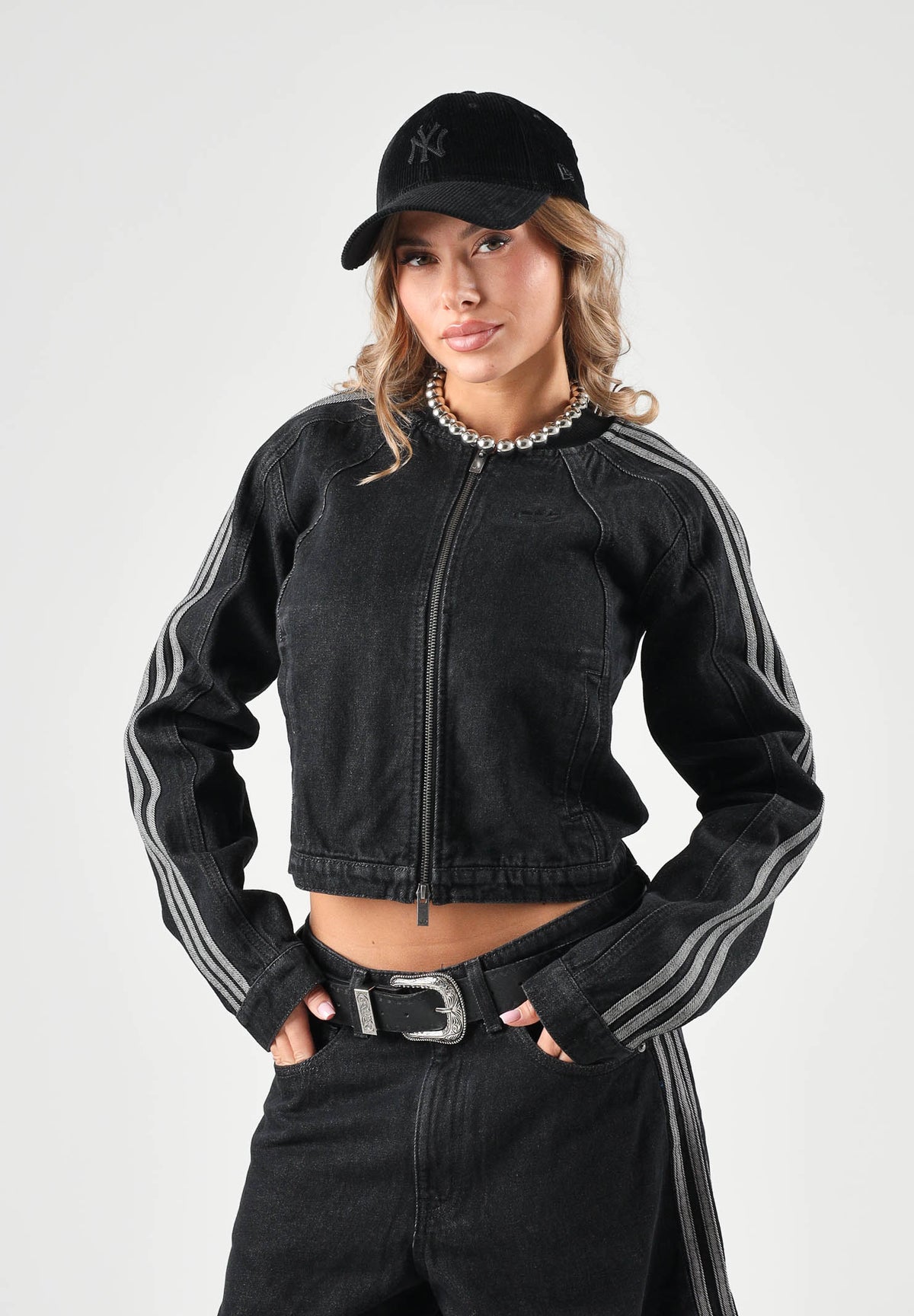 ADIDAS ORIGINALS Giubbotto di jeans SST 2.0 DENIM TRACKTOP nero da donna con zip integrale e bande laterali a contrasto. KQ6467 . ADIDAS ORIGINALS