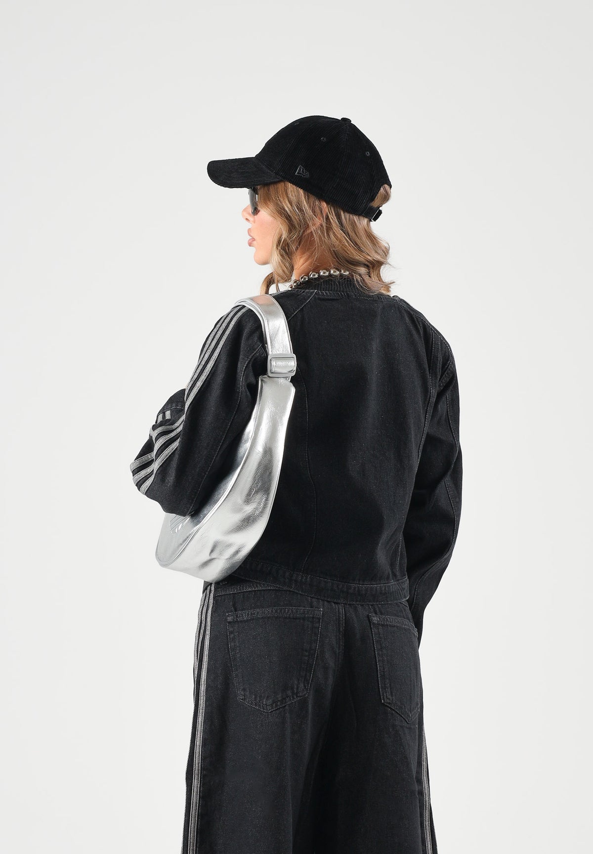 ADIDAS ORIGINALS Giubbotto di jeans SST 2.0 DENIM TRACKTOP nero da donna con zip integrale e bande laterali a contrasto. KQ6467 . ADIDAS ORIGINALS