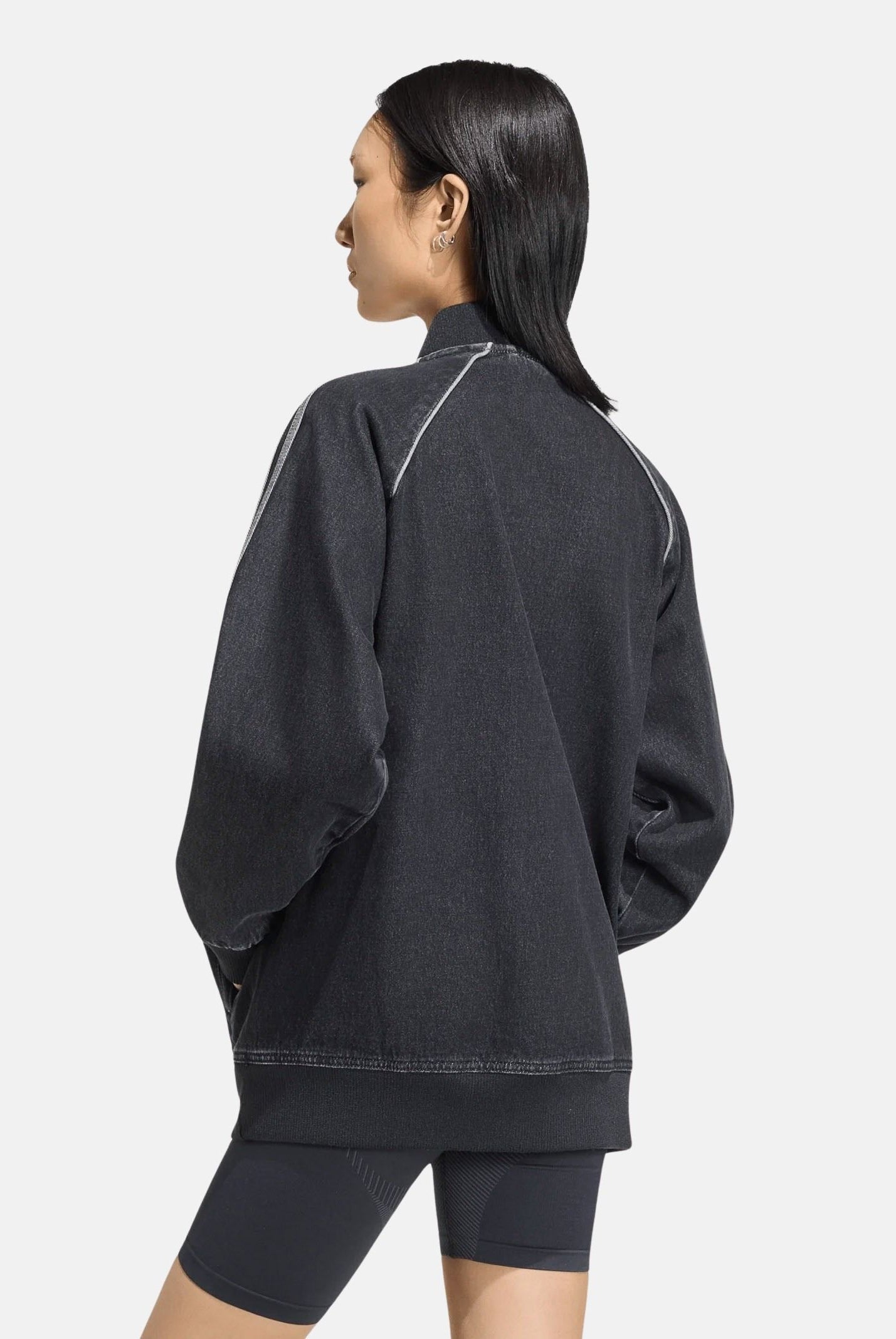 ADIDAS ORIGINALS Giacca SST Oversized Denim Tracktop True Black Denim nera da donna. KQ6471 . ADIDAS ORIGINALS