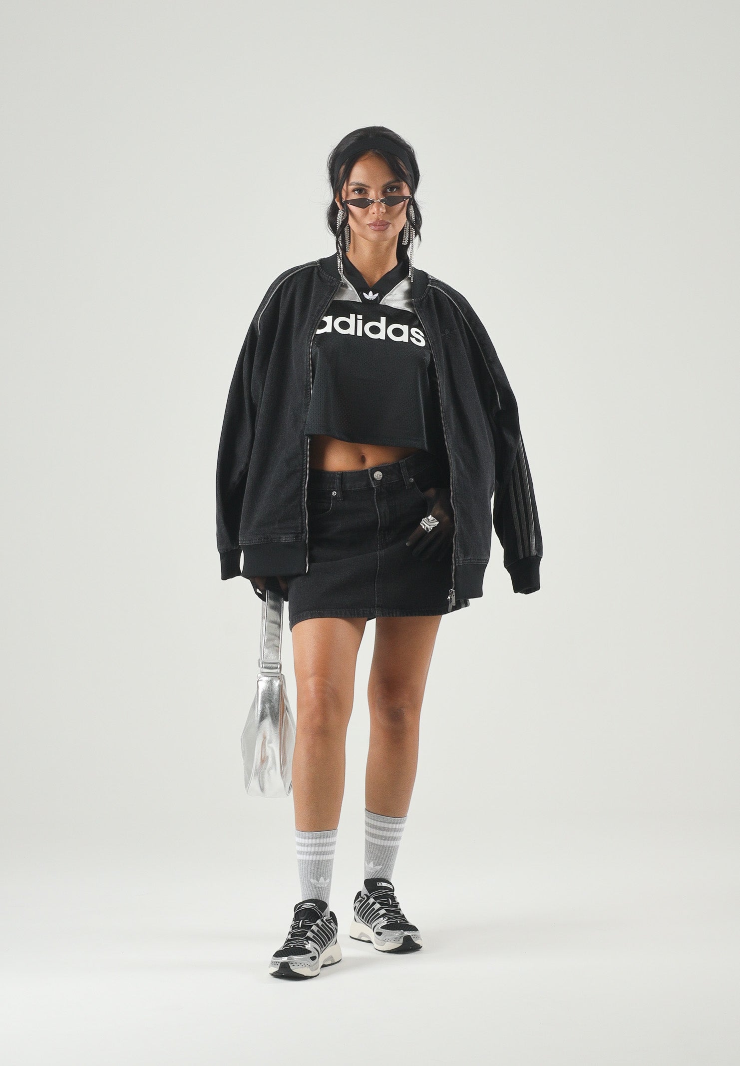 ADIDAS ORIGINALS Giacca SST Oversized Denim Tracktop True Black Denim nera da donna. KQ6471 . ADIDAS ORIGINALS