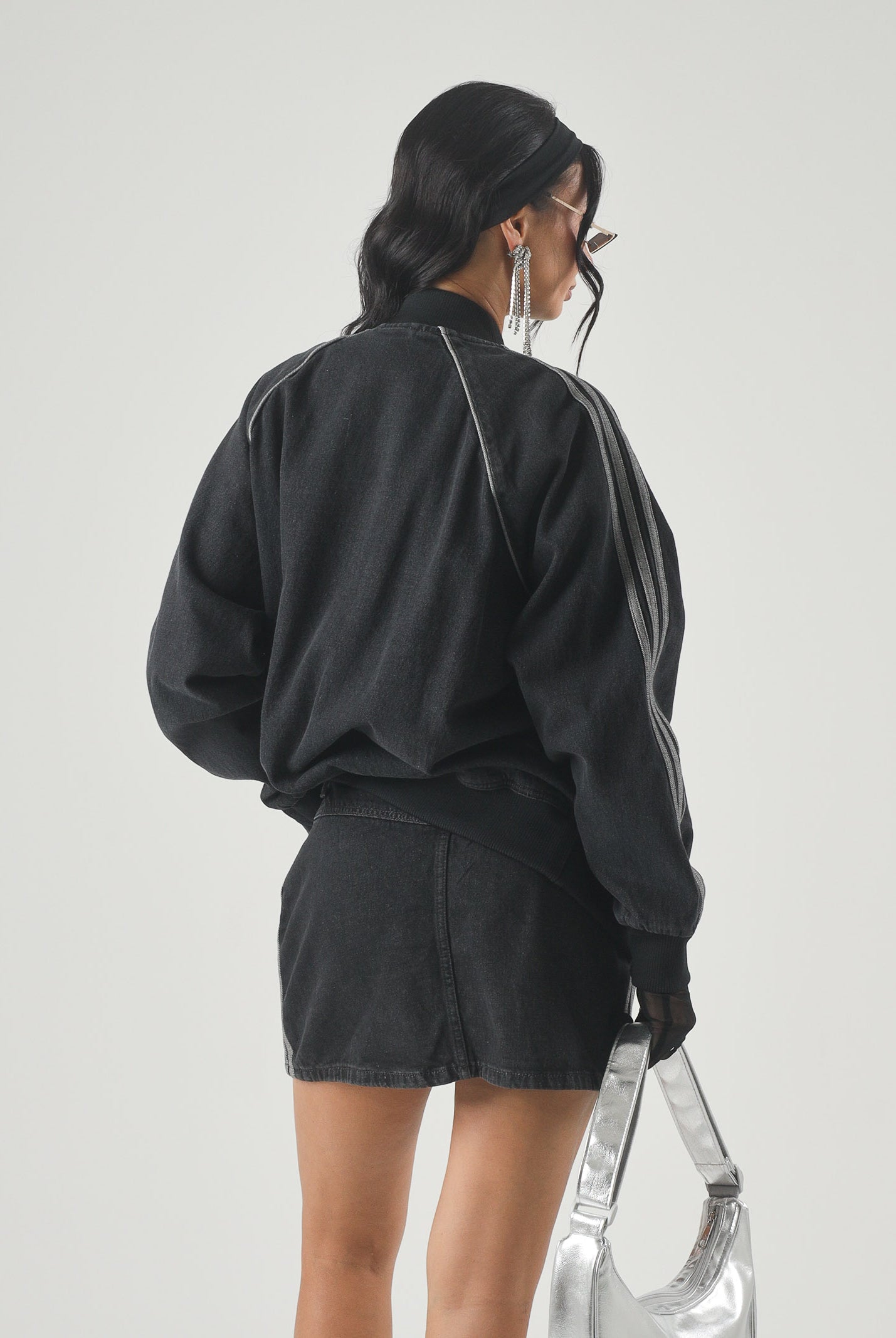 ADIDAS ORIGINALS Giacca SST Oversized Denim Tracktop True Black Denim nera da donna. KQ6471 . ADIDAS ORIGINALS