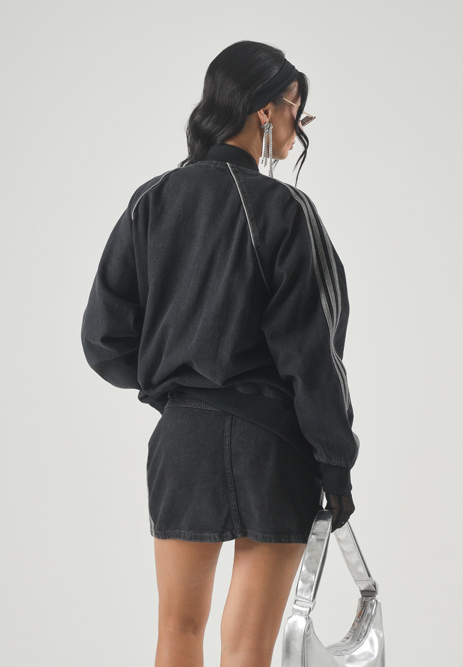 ADIDAS ORIGINALS Giacca SST Oversized Denim Tracktop True Black Denim nera da donna. KQ6471 . ADIDAS ORIGINALS