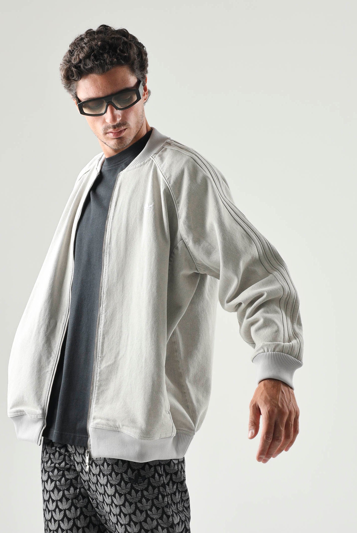 ADIDAS ORIGINALS Giacca SST OVERSIZED DENIM grigio chiaro da donna in tinta unita KQ6472 . ADIDAS ORIGINALS
