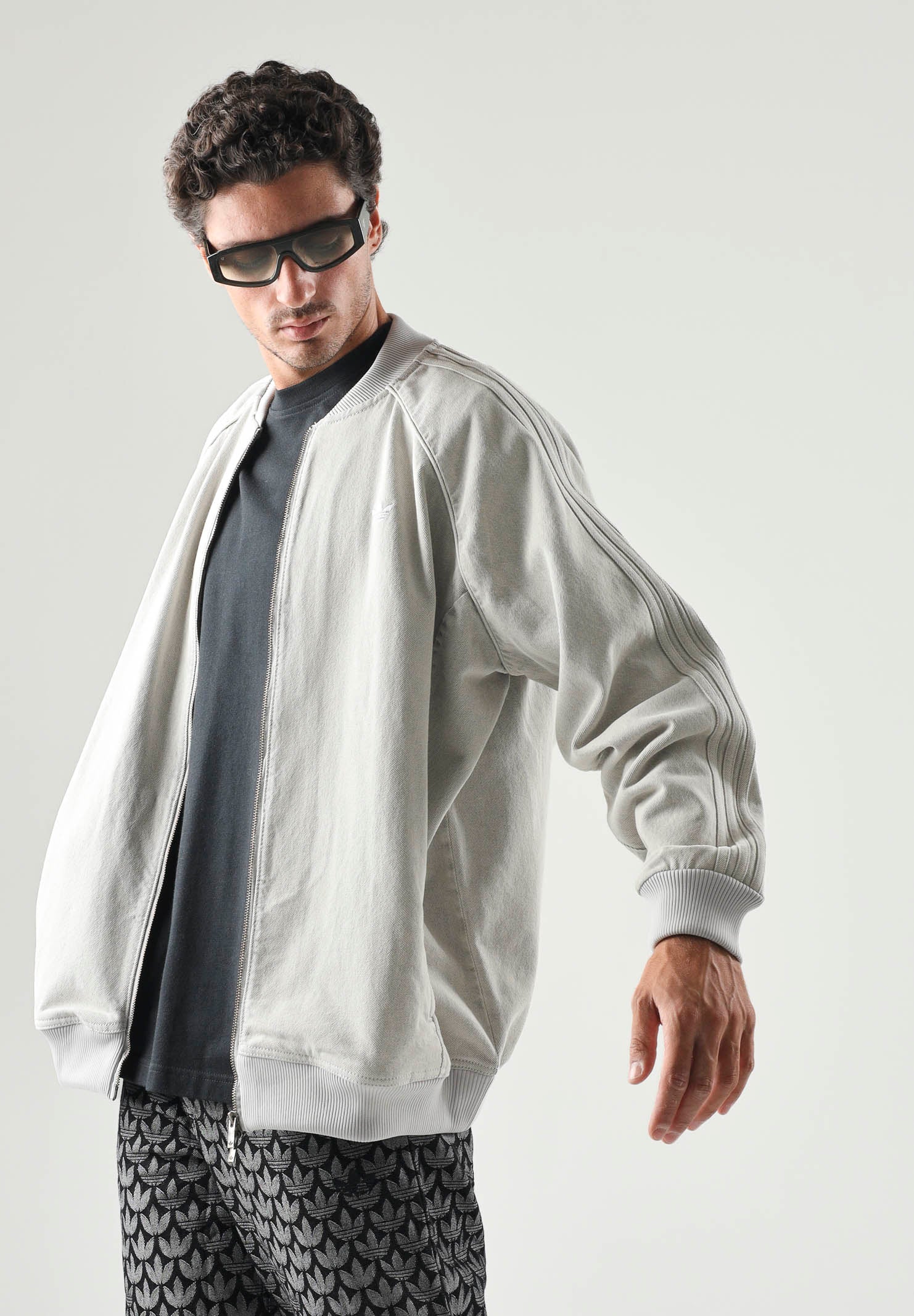 ADIDAS ORIGINALS Giacca SST OVERSIZED DENIM grigio chiaro da donna in tinta unita KQ6472 . ADIDAS ORIGINALS