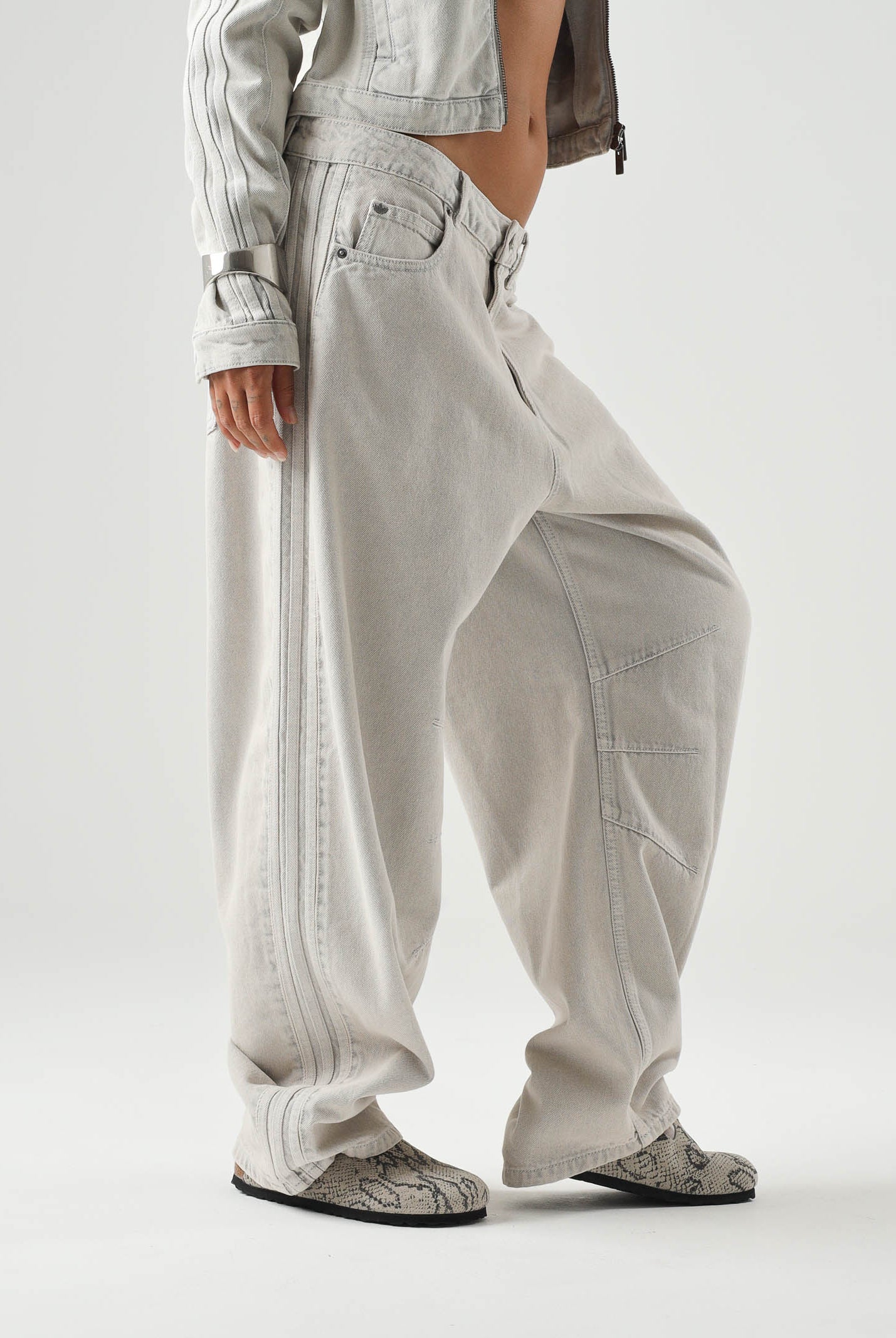 ADIDAS ORIGINALS jeans Vintage Wide Leg Jeans Light Denim/Off White, Light Denim/Off White grigio chiaro da donna. KQ6475 . ADIDAS ORIGINALS