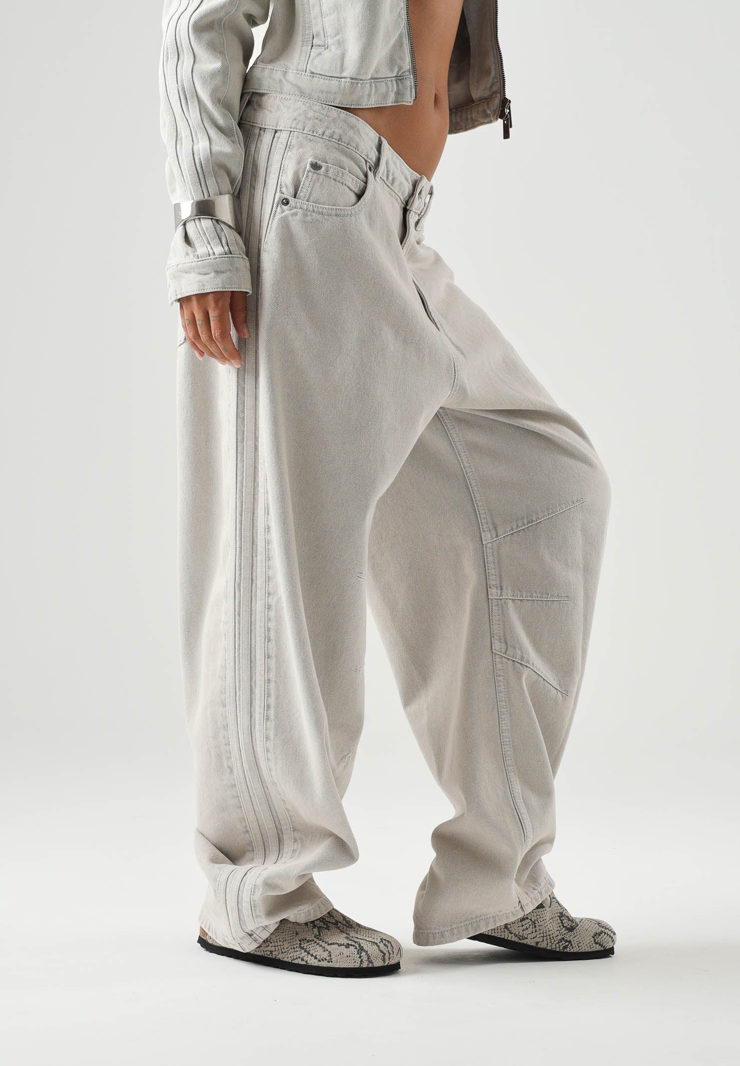 ADIDAS ORIGINALS jeans Vintage Wide Leg Jeans Light Denim/Off White, Light Denim/Off White grigio chiaro da donna. KQ6475 . ADIDAS ORIGINALS