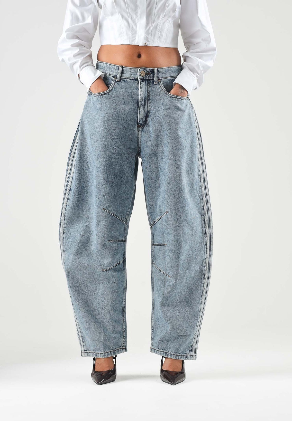 ADIDAS ORIGINALS Jeans WIDE LEG denim azzurro per donna con vestibilità ampia e bande laterali a contrasto. KQ6476 . ADIDAS ORIGINALS