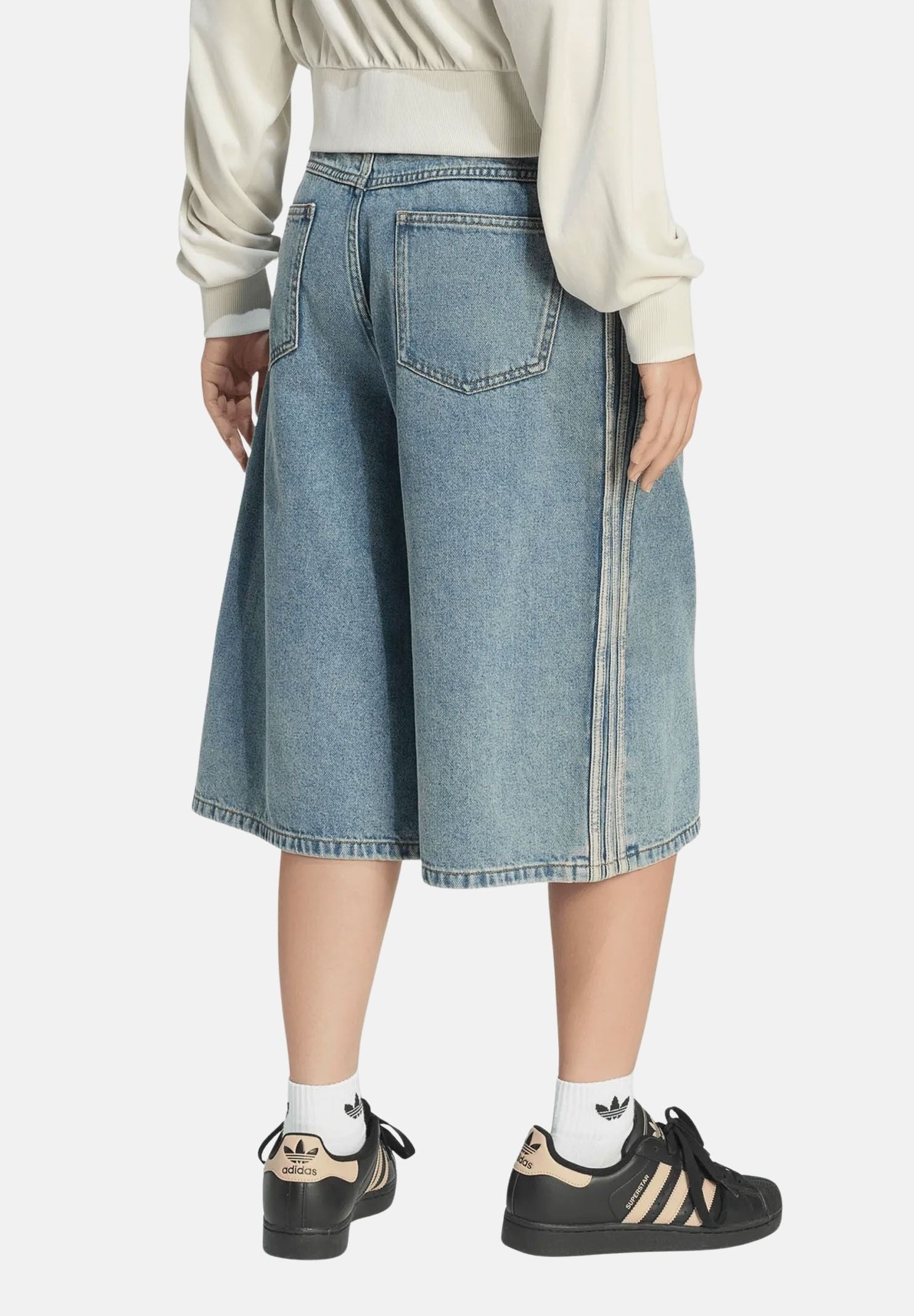 ADIDAS ORIGINALS Bermuda MID RISE DENIM JORTS Worn Blue da donna con gamba ampia. KQ6478 . ADIDAS ORIGINALS