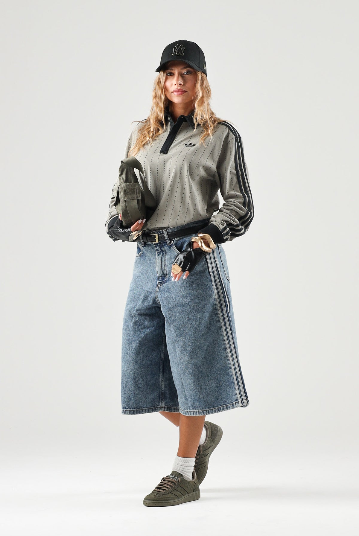 ADIDAS ORIGINALS Bermuda MID RISE DENIM JORTS Worn Blue da donna con gamba ampia. KQ6478 . ADIDAS ORIGINALS