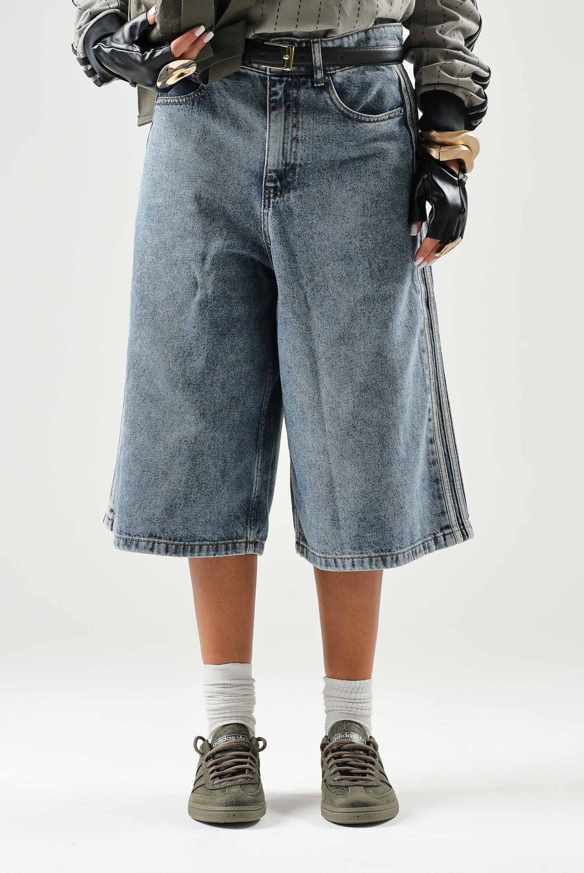 ADIDAS ORIGINALS Bermuda MID RISE DENIM JORTS Worn Blue da donna con gamba ampia. KQ6478 . ADIDAS ORIGINALS