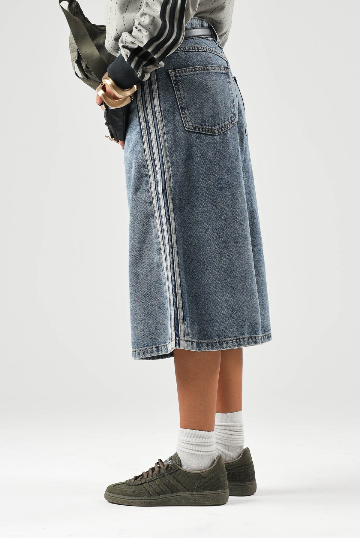 ADIDAS ORIGINALS Bermuda MID RISE DENIM JORTS Worn Blue da donna con gamba ampia. KQ6478 . ADIDAS ORIGINALS