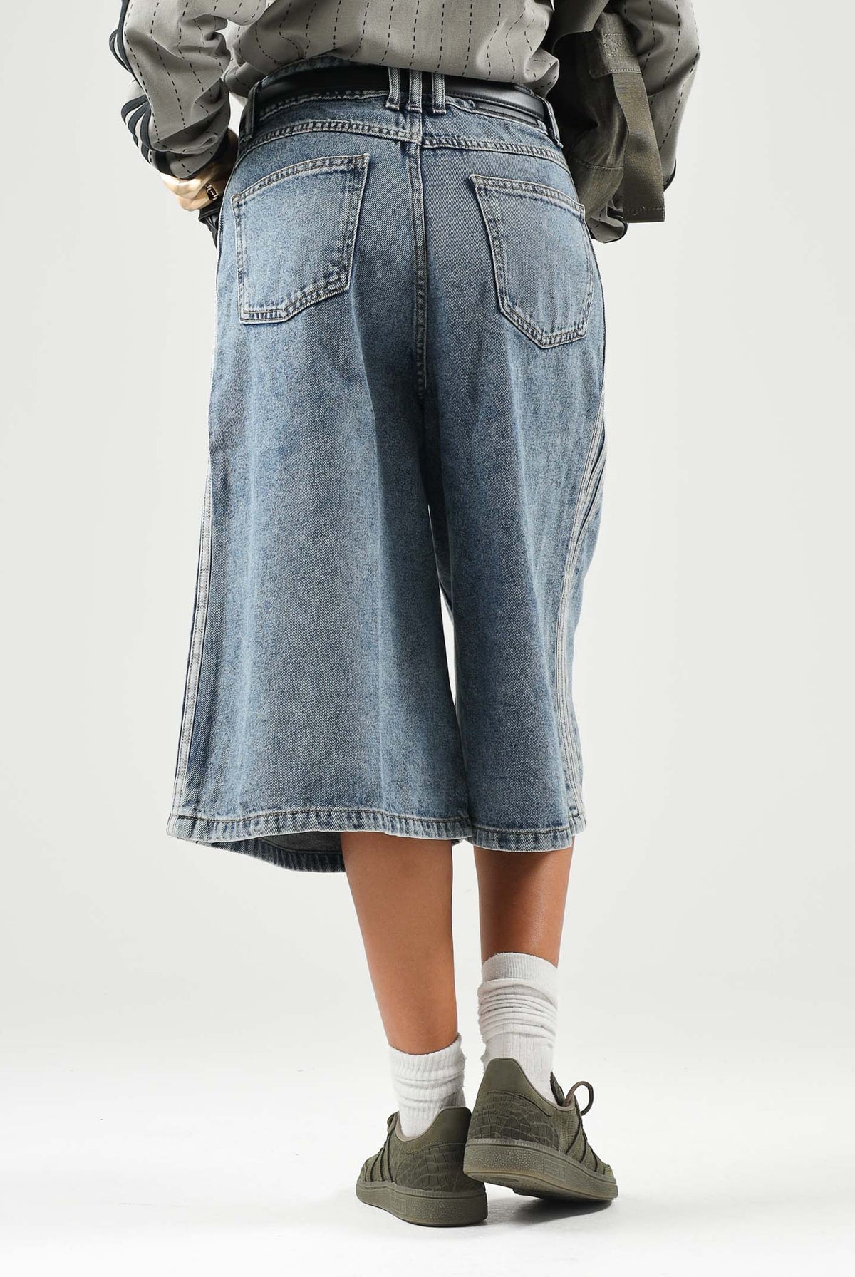 ADIDAS ORIGINALS Bermuda MID RISE DENIM JORTS Worn Blue da donna con gamba ampia. KQ6478 . ADIDAS ORIGINALS