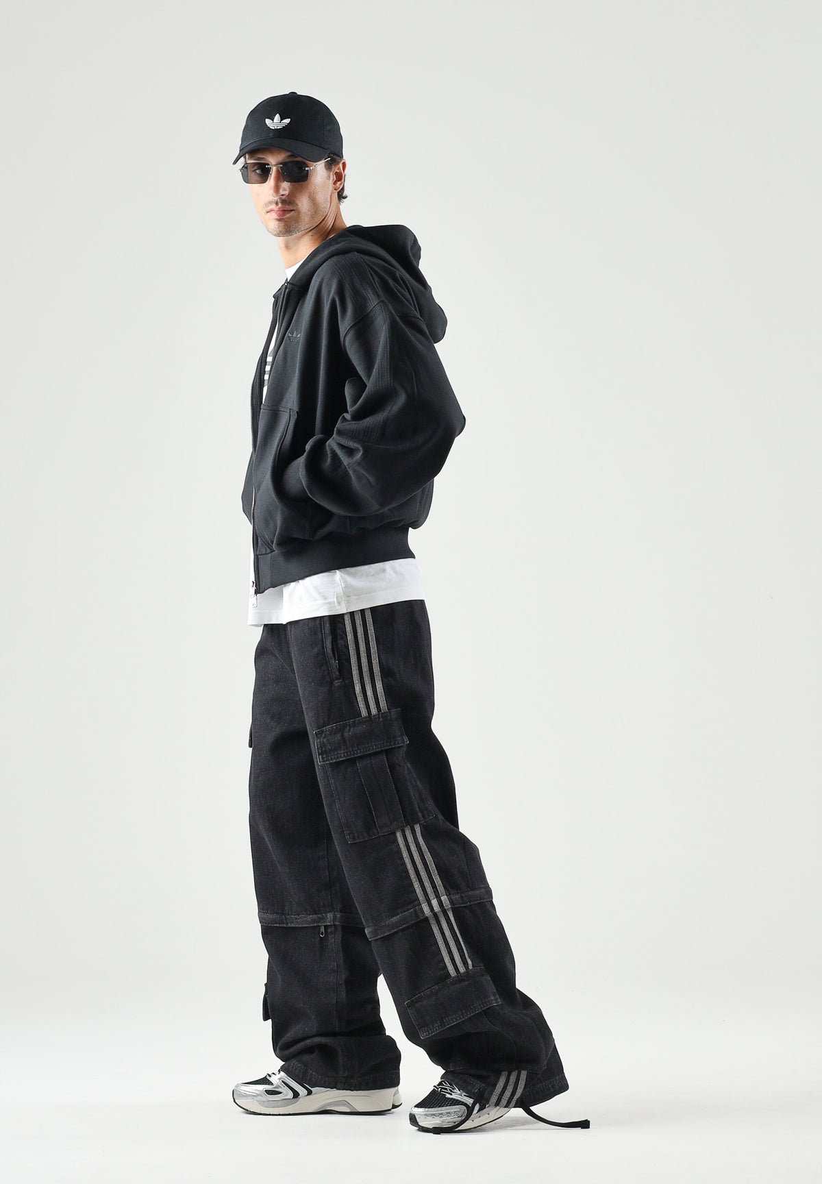 ADIDAS ORIGINALS Jeans cargo MID RISE nero per uomo e donna con tasche cargo KQ6480 . ADIDAS ORIGINALS