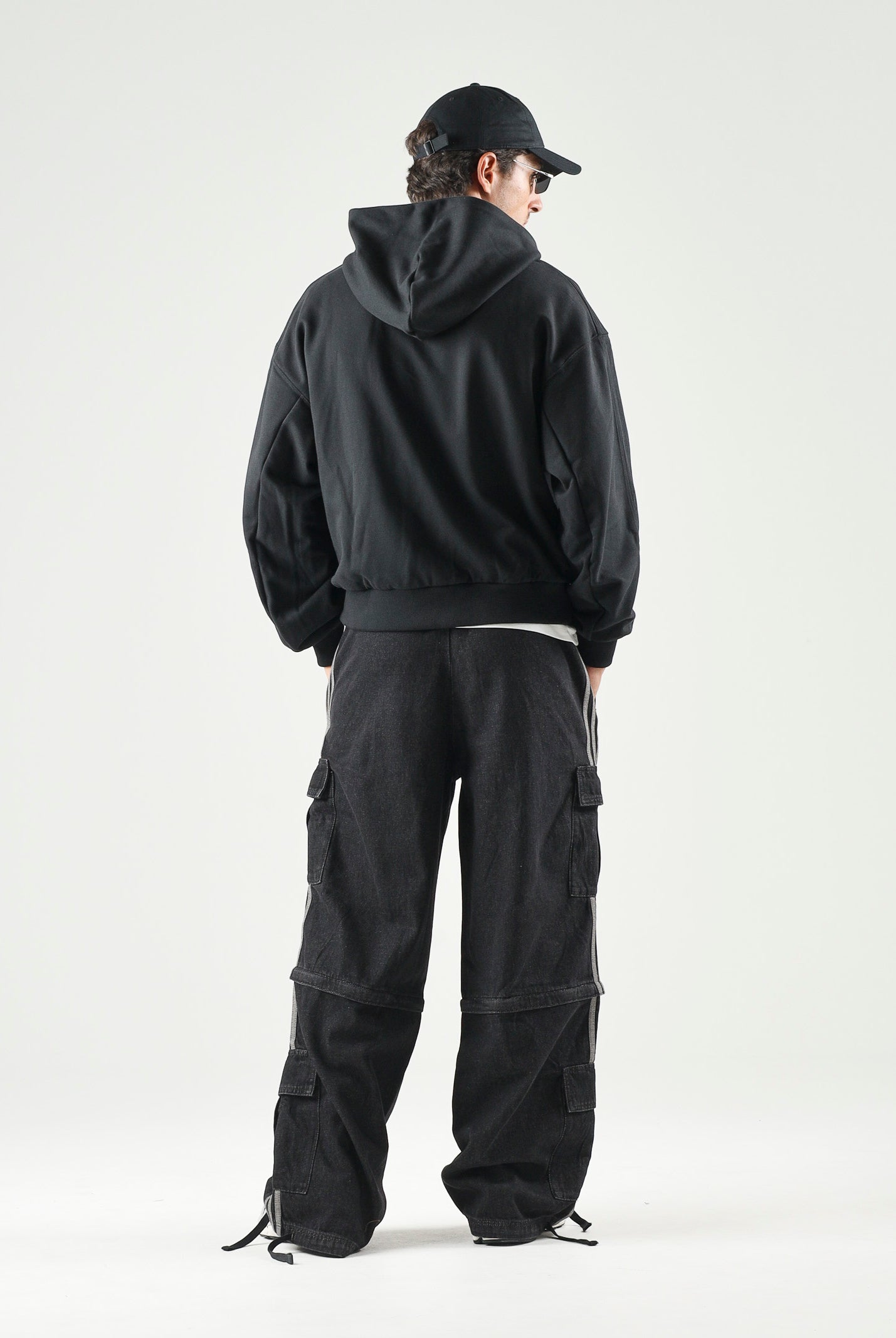 ADIDAS ORIGINALS Jeans MID RISE nero per uomo e donna con tasche cargo KQ6480 . ADIDAS ORIGINALS