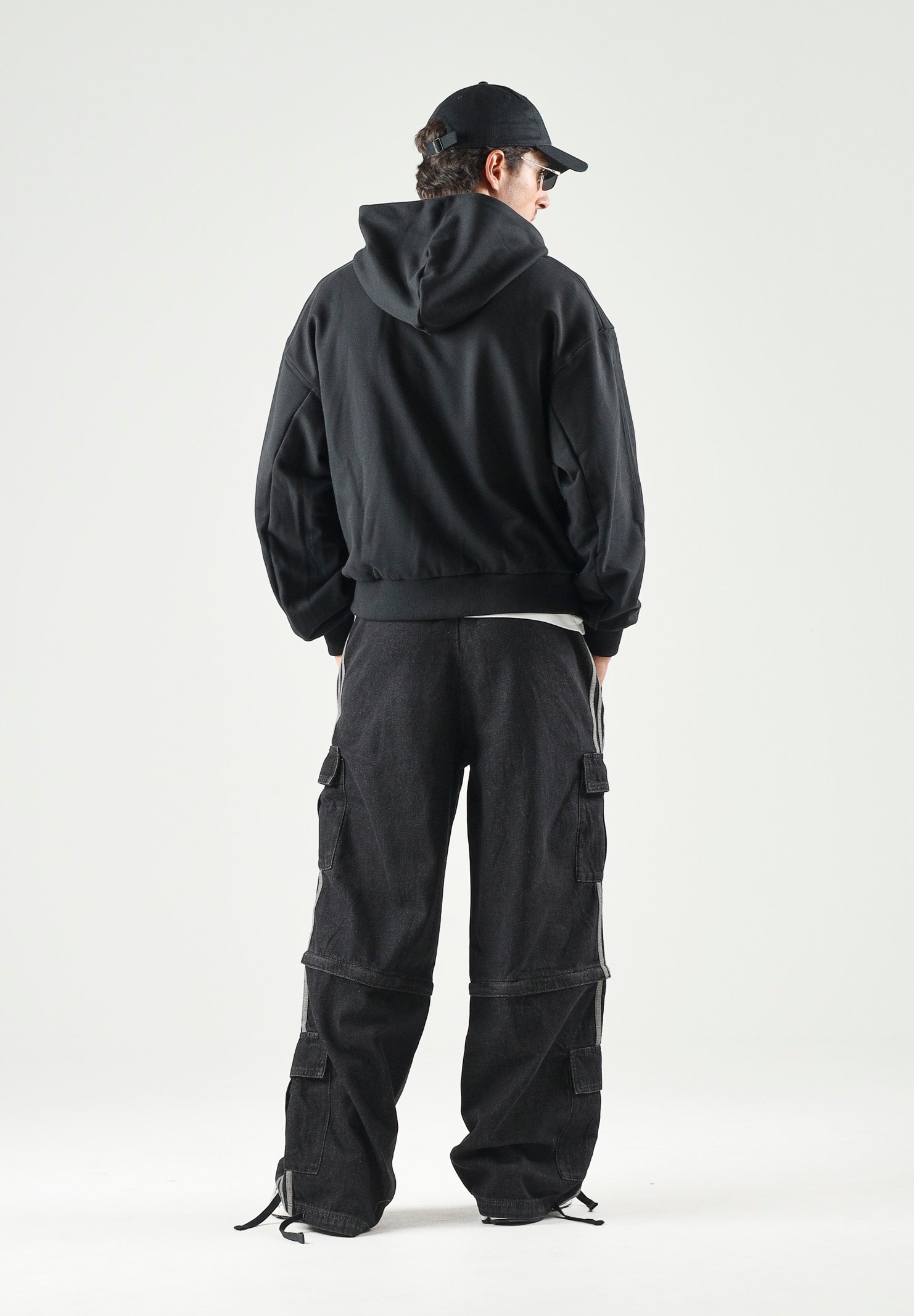 ADIDAS ORIGINALS Jeans MID RISE nero per uomo e donna con tasche cargo KQ6480 . ADIDAS ORIGINALS