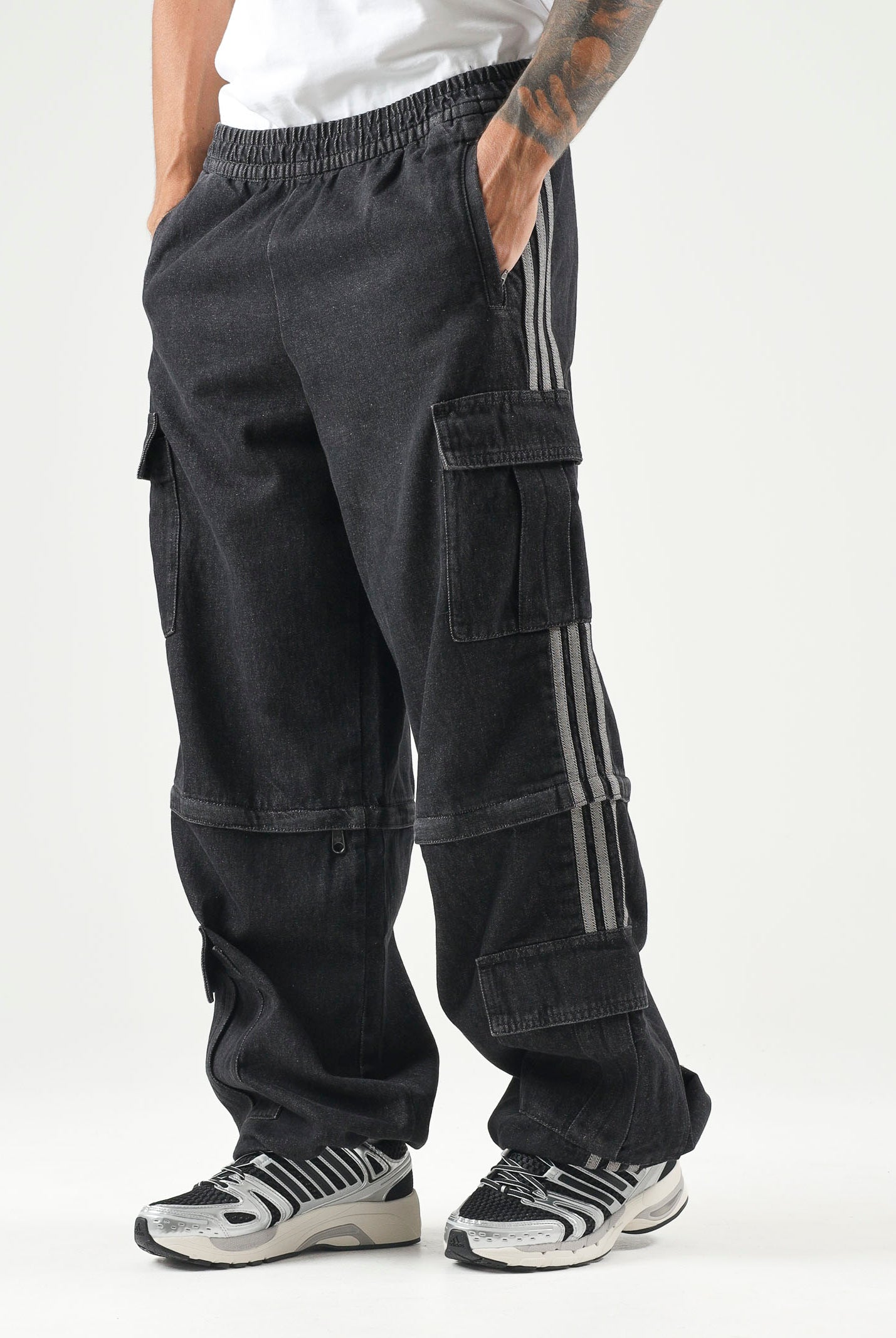 ADIDAS ORIGINALS Jeans MID RISE nero per uomo e donna con tasche cargo KQ6480 . ADIDAS ORIGINALS