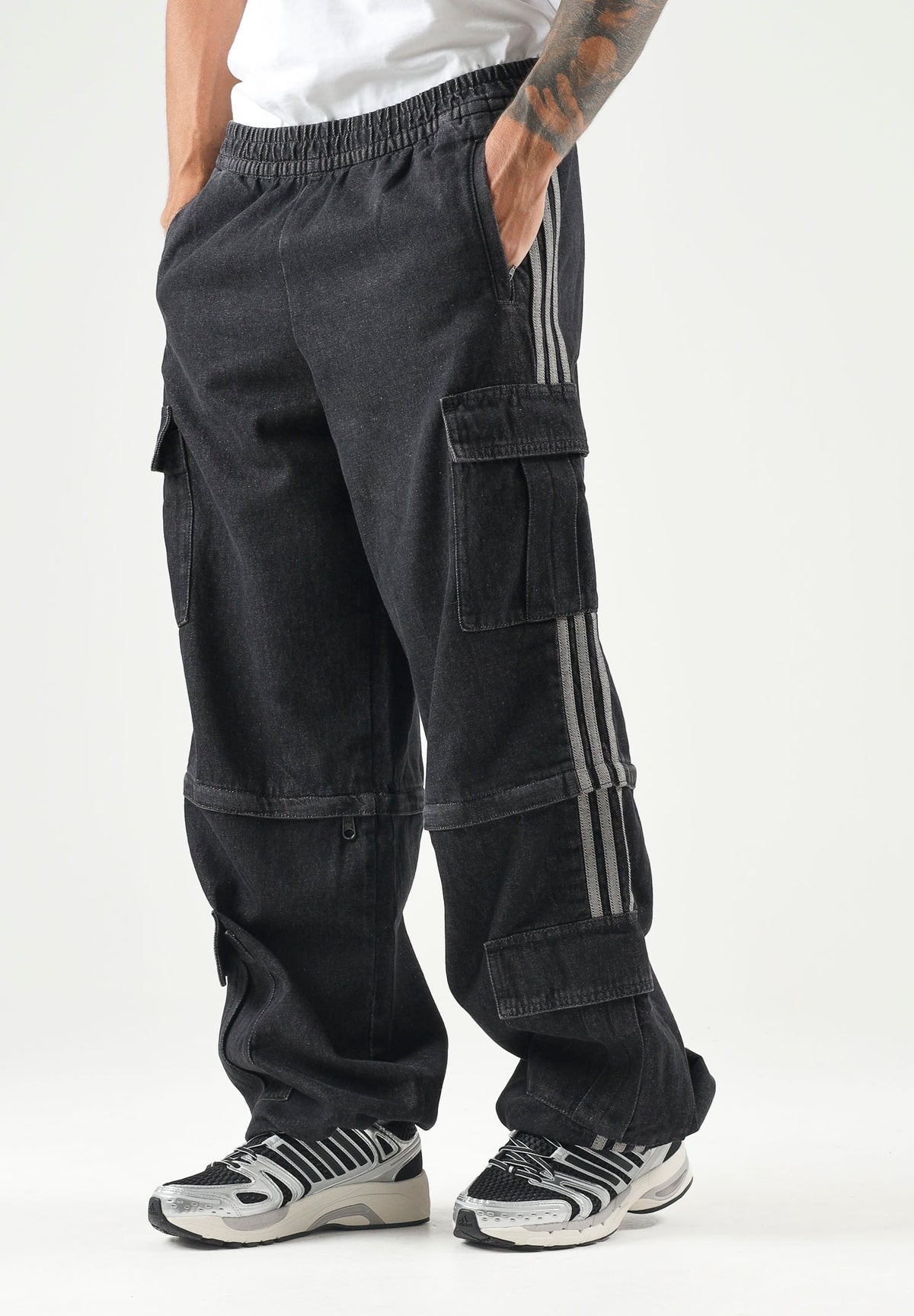 ADIDAS ORIGINALS Jeans cargo MID RISE nero per uomo e donna con tasche cargo KQ6480 . ADIDAS ORIGINALS