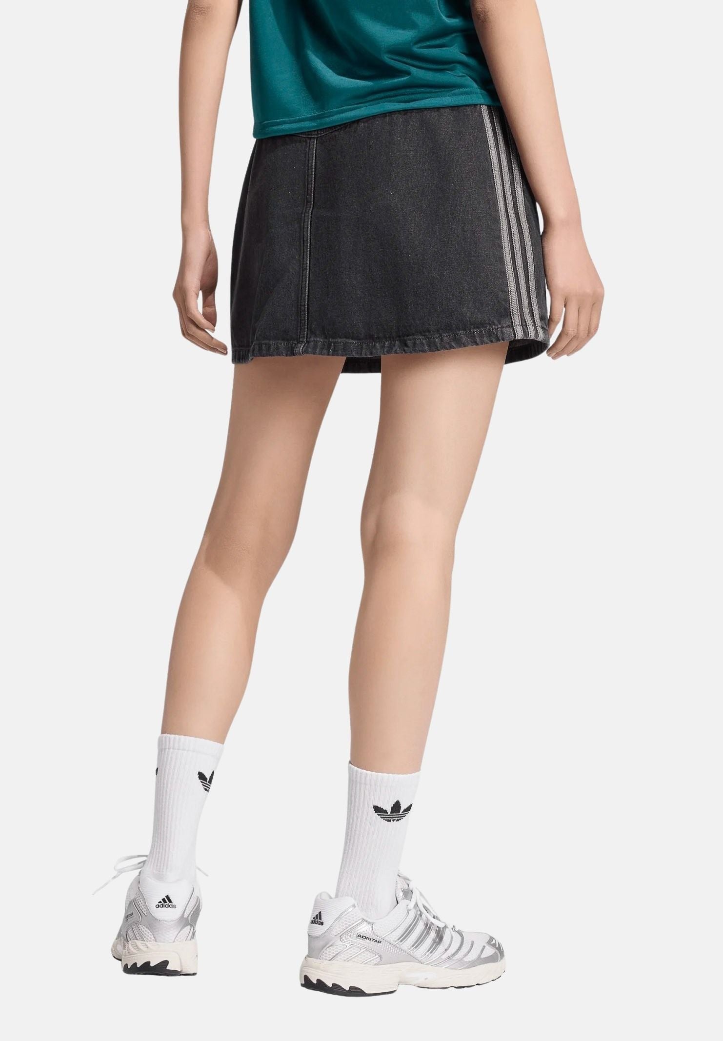 ADIDAS ORIGINALS Gonna MID RISE corta true black nero denim da donna con iconiche 3-Stripes laterali a contrasto. KQ6485 . ADIDAS ORIGINALS
