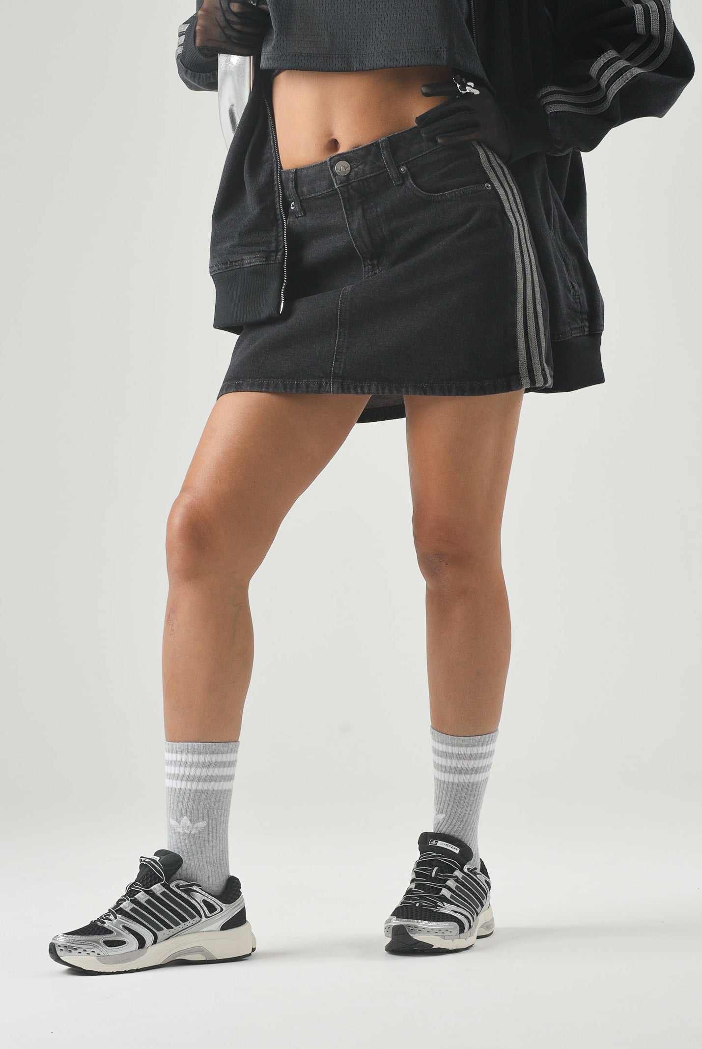 ADIDAS ORIGINALS gonna corta Mid Rise Denim Skirt True Black Denim nera donna KQ6485 . ADIDAS ORIGINALS