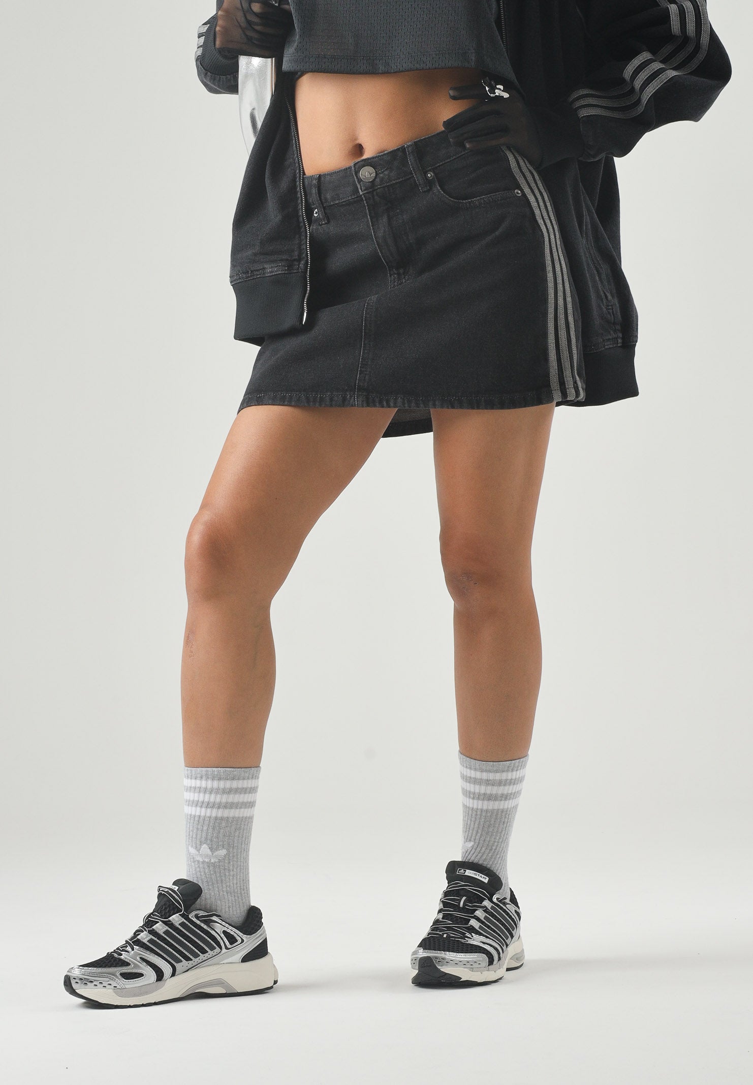 ADIDAS ORIGINALS Gonna MID RISE corta true black nero denim da donna con iconiche 3-Stripes laterali a contrasto. KQ6485 . ADIDAS ORIGINALS