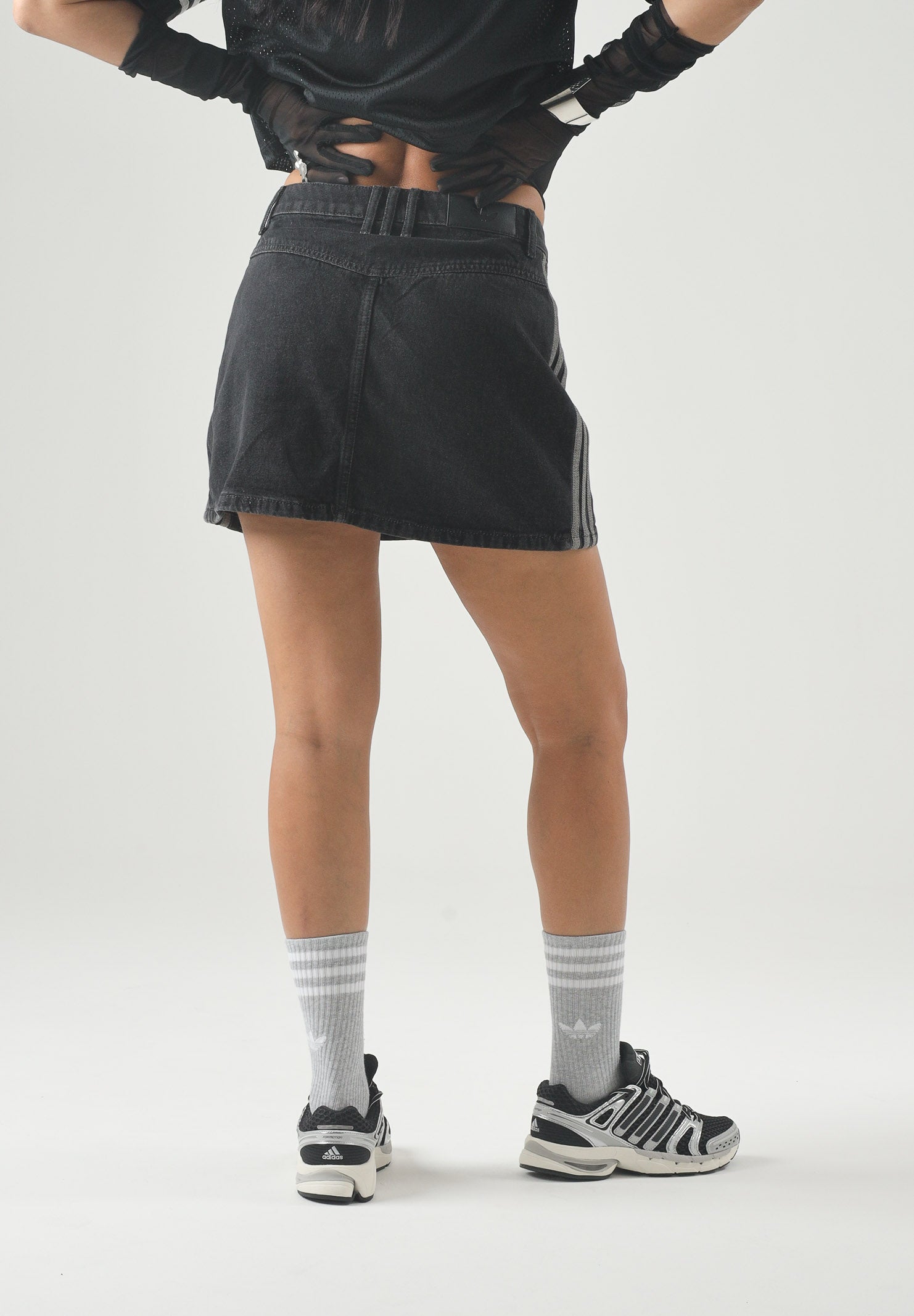 ADIDAS ORIGINALS Gonna MID RISE corta true black nero denim da donna con iconiche 3-Stripes laterali a contrasto. KQ6485 . ADIDAS ORIGINALS