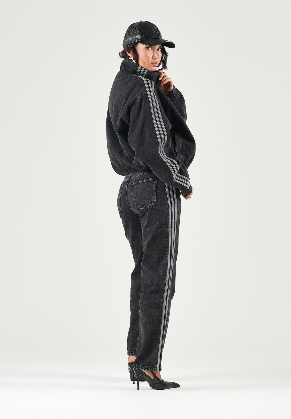 ADIDAS ORIGINALS Jeans FIREBIRD MID RISE STRAIGHT nero da donna con iconiche 3-Stripes laterali. KQ6488 . ADIDAS ORIGINALS