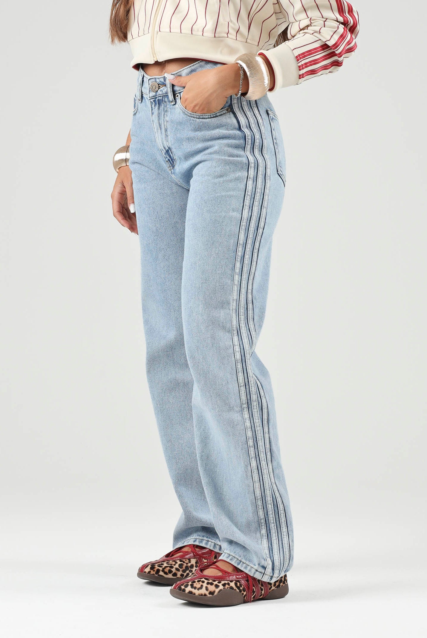 ADIDAS ORIGINALS Jeans FIREBIRD MID RISE STRAIGHT light-denim da donna con gamba dritta e dettagli laterali. KQ6490 . ADIDAS ORIGINALS
