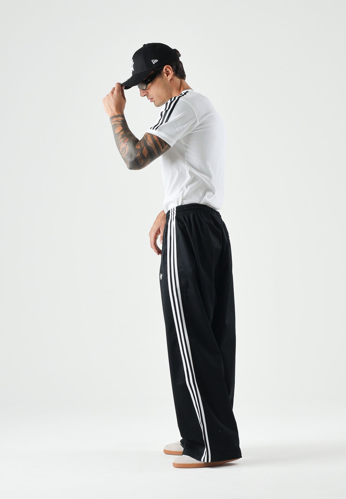 ADIDAS ORIGINALS Pantaloni sportivi SST TWILL PANTS neri da uomo con mini logo iconico KR1387 . ADIDAS ORIGINALS