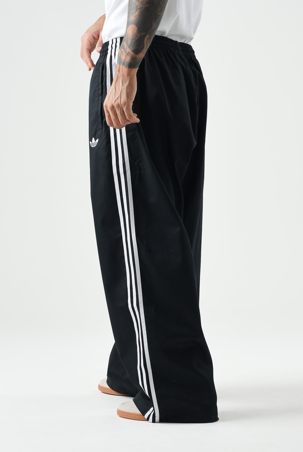 ADIDAS ORIGINALS Pantaloni sportivi SST TWILL PANTS neri da uomo con mini logo iconico KR1387 . ADIDAS ORIGINALS