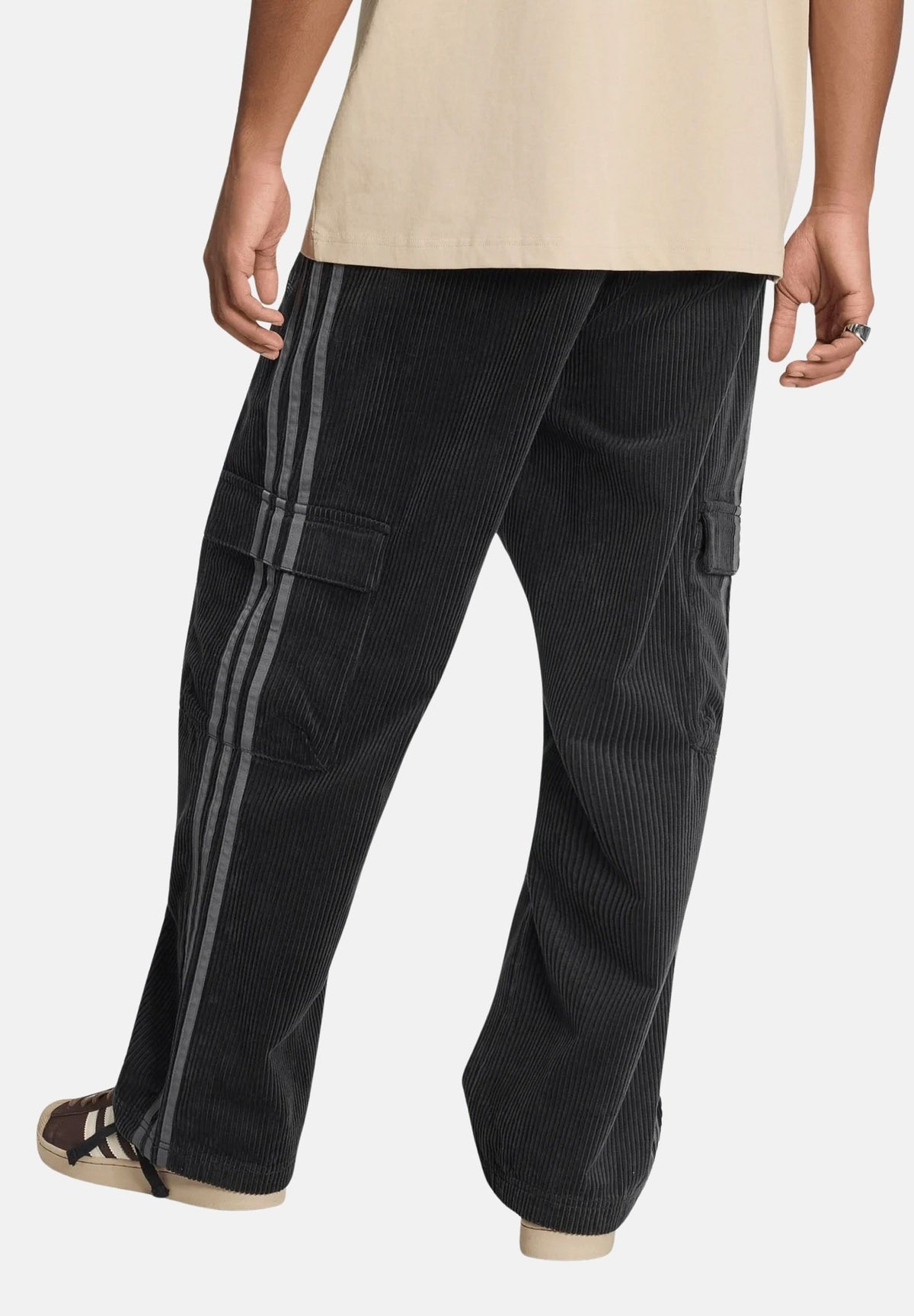 ADIDAS ORIGINALS Jeans cargo neri da uomo con tasconi KR1407 . ADIDAS ORIGINALS