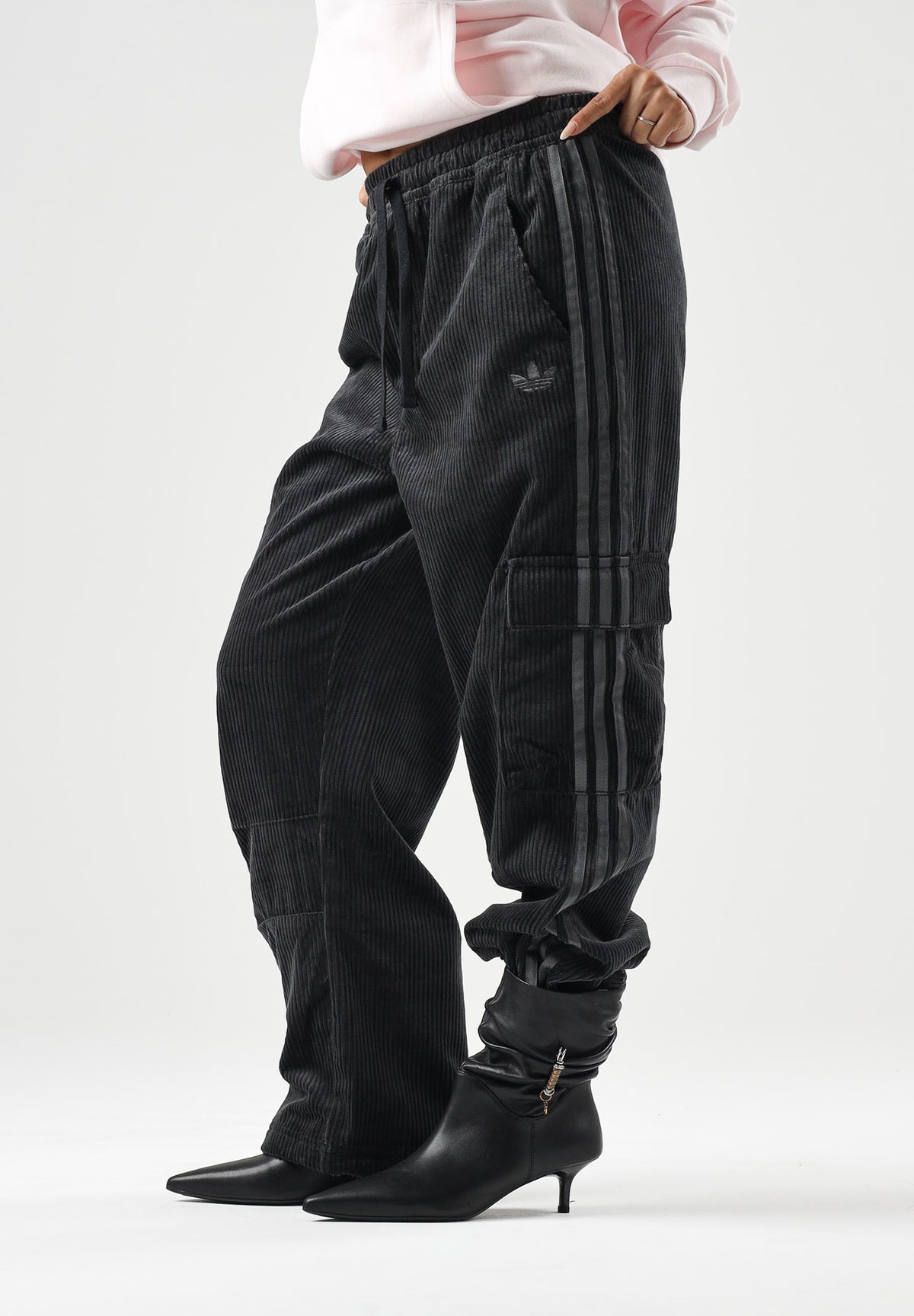 ADIDAS ORIGINALS Jeans cargo neri da uomo con tasconi KR1407 . ADIDAS ORIGINALS